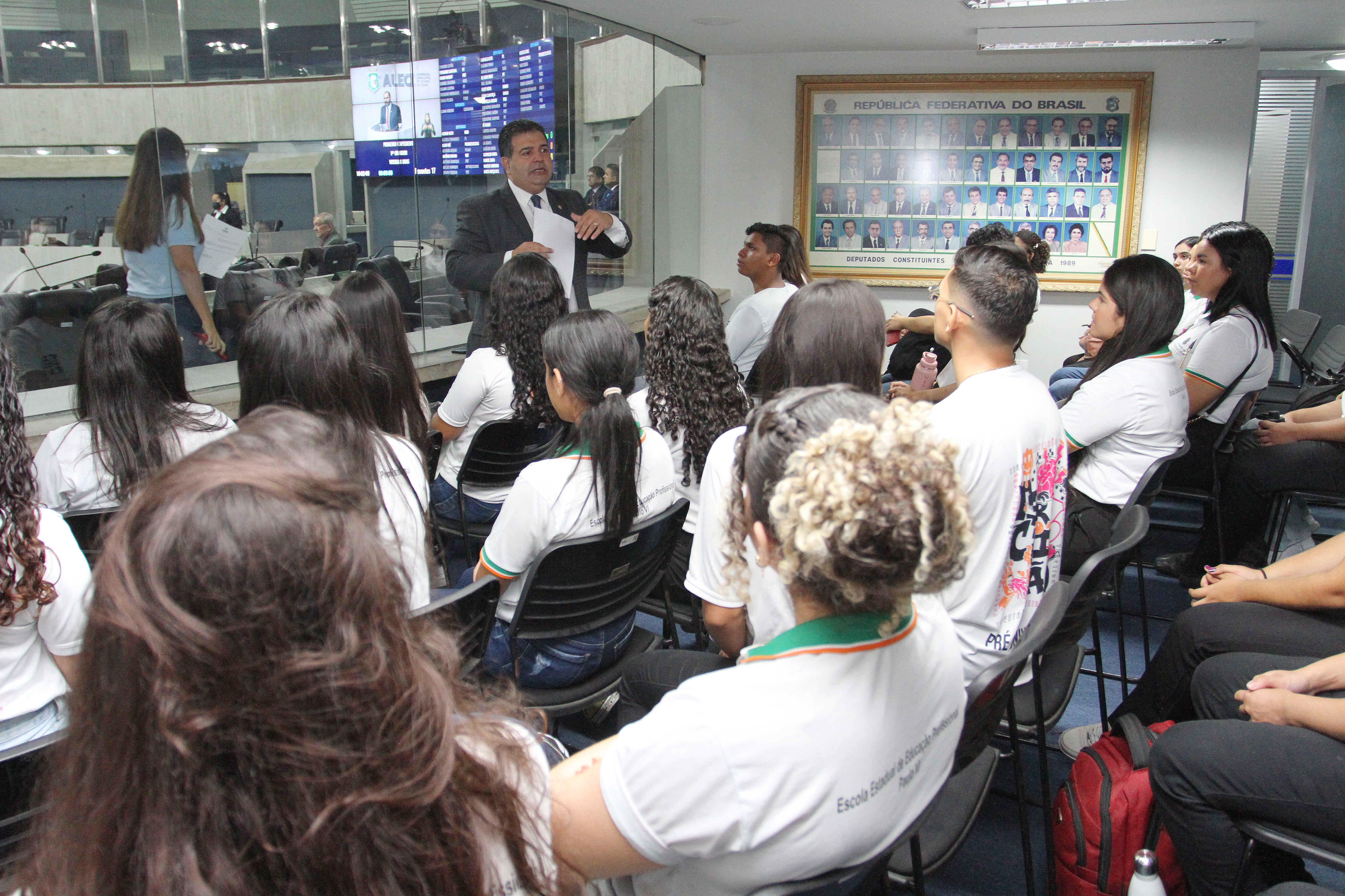 Alunos da Escola Estadual Paulo VI são recebidos pelo deputado Felipe Mota na Assembleia - Foto: Júnior Pio