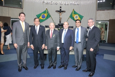 Roberto Cláudio Frota Bezerra recebe  na AL Medalha do Mérito Parlamentar