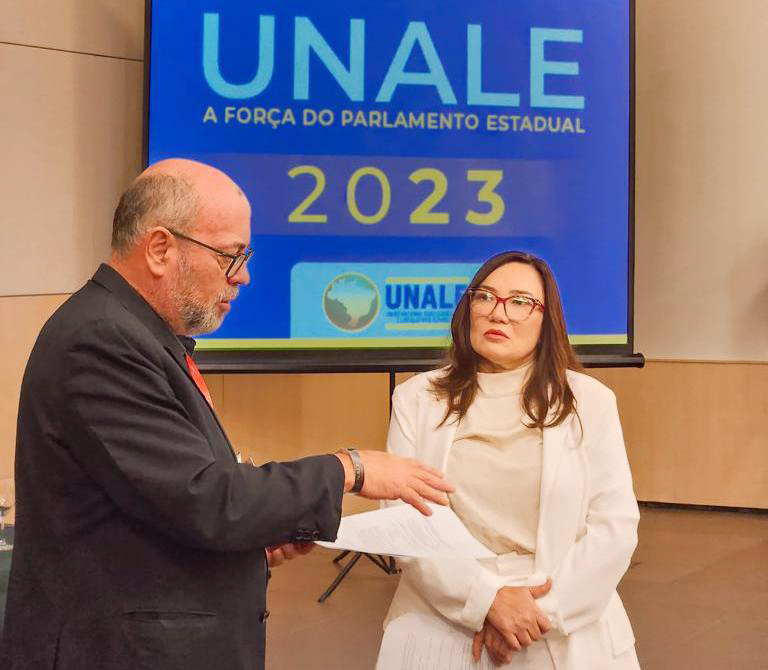 Diretora da Alece é eleita vice-diretora de associação de servidores em RH do Legislativo