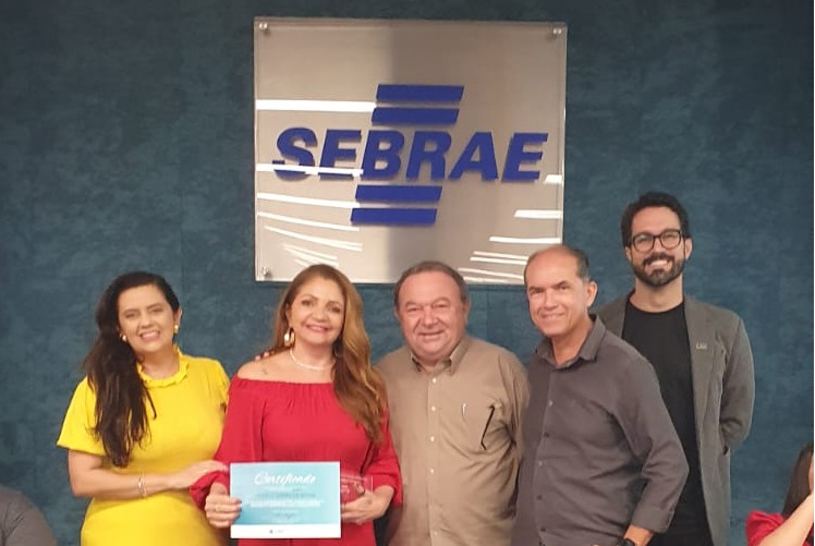 Integrantes da equipe da reportagem laureada durante evento de premiação - Assessoria de comunicação do CAU/CE