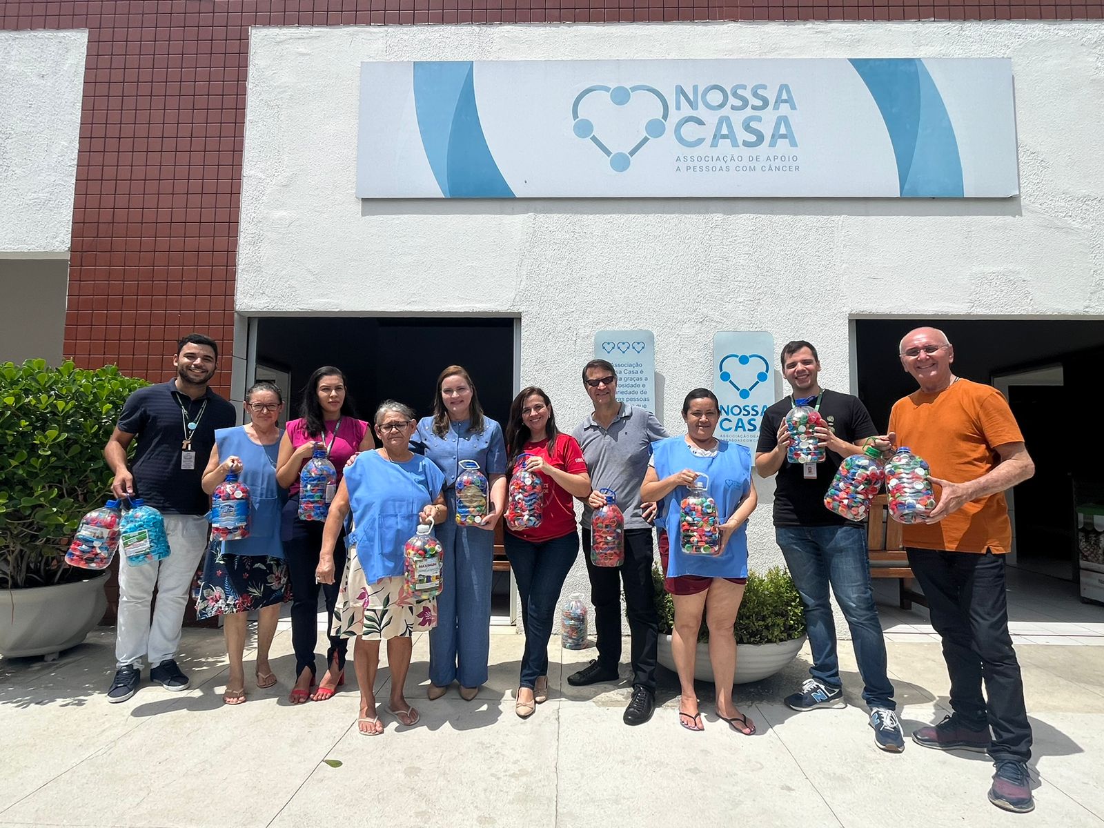 Primeira-dama da Alece, Cristiane Leitão entrega doação à Associação Nossa Casa - Foto Divulgação