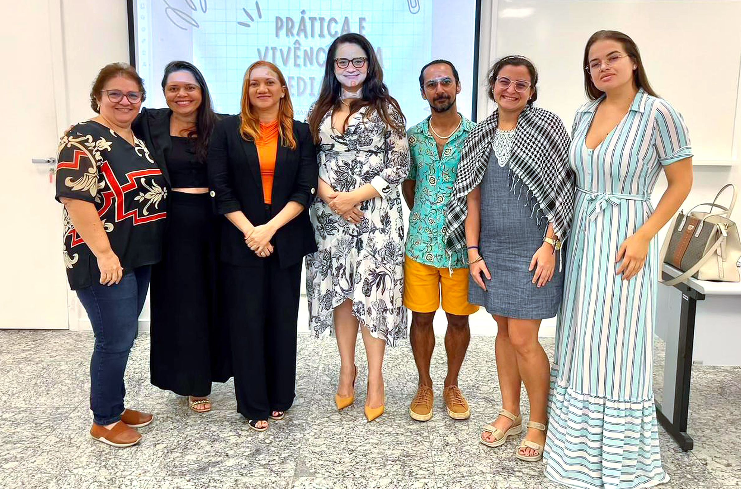 Mediadora extrajudicial do Cemgec, Eliana Moreira, acompanhada da professora do ESA/CE, Margareth Castelo Branco, e de alunos  da Escola
