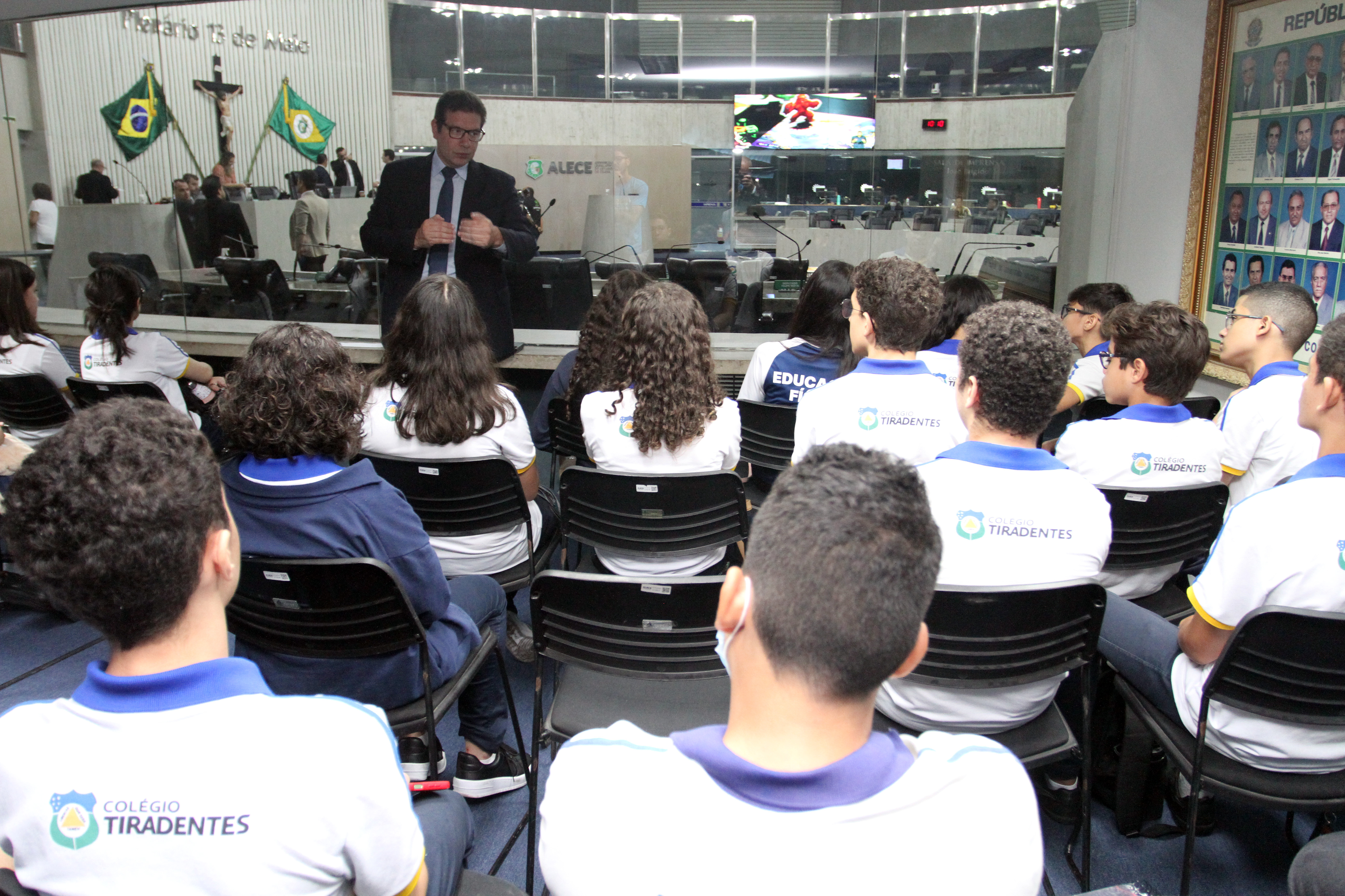 Alunos do Colégio Tiradentes são recebidos pelo deputado Renato Roseno em visita à Alece