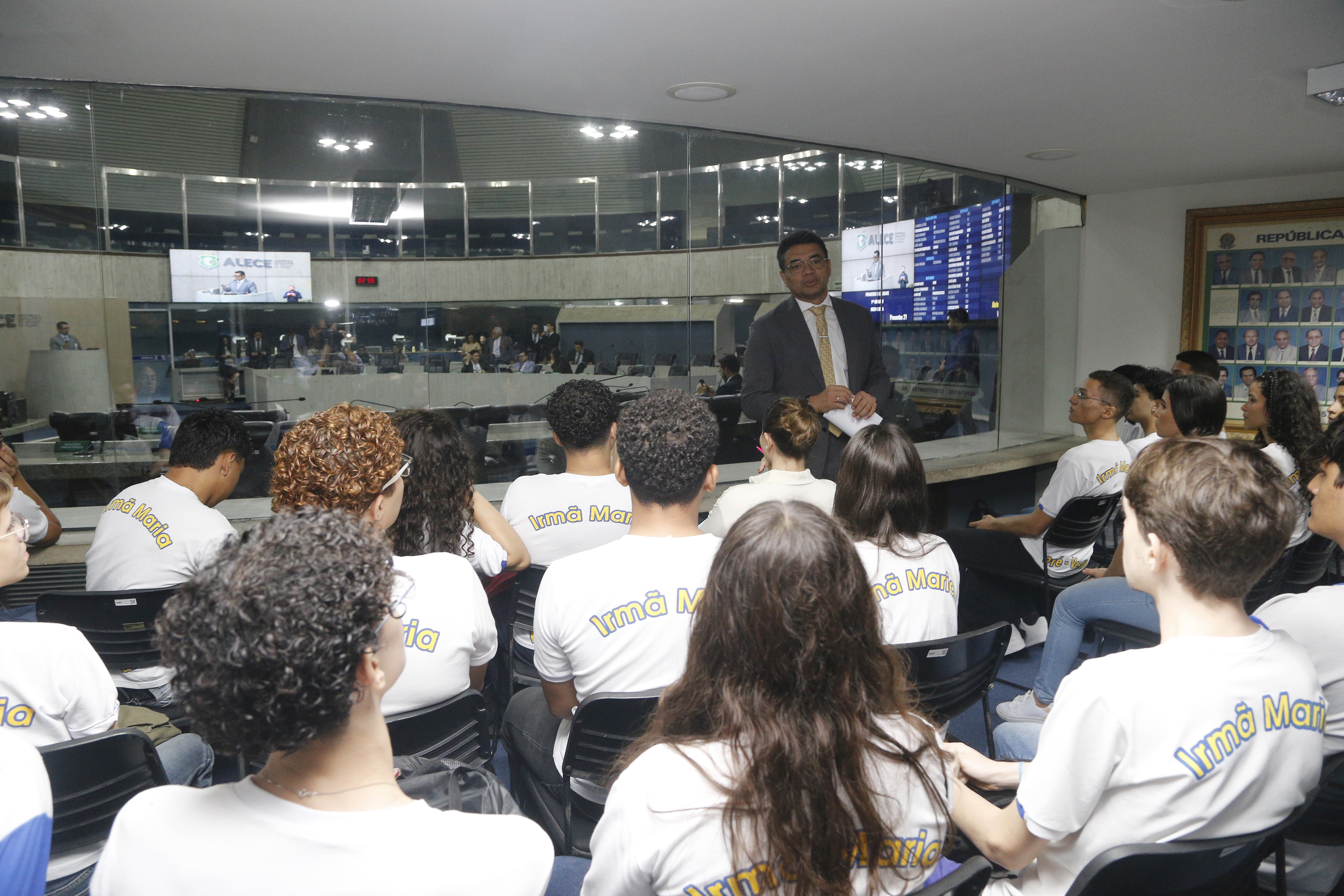 Estudantes da Escola Patronato Sagrada Família são recebidos pelo deputado Sargento Reginauro em visita à Alece