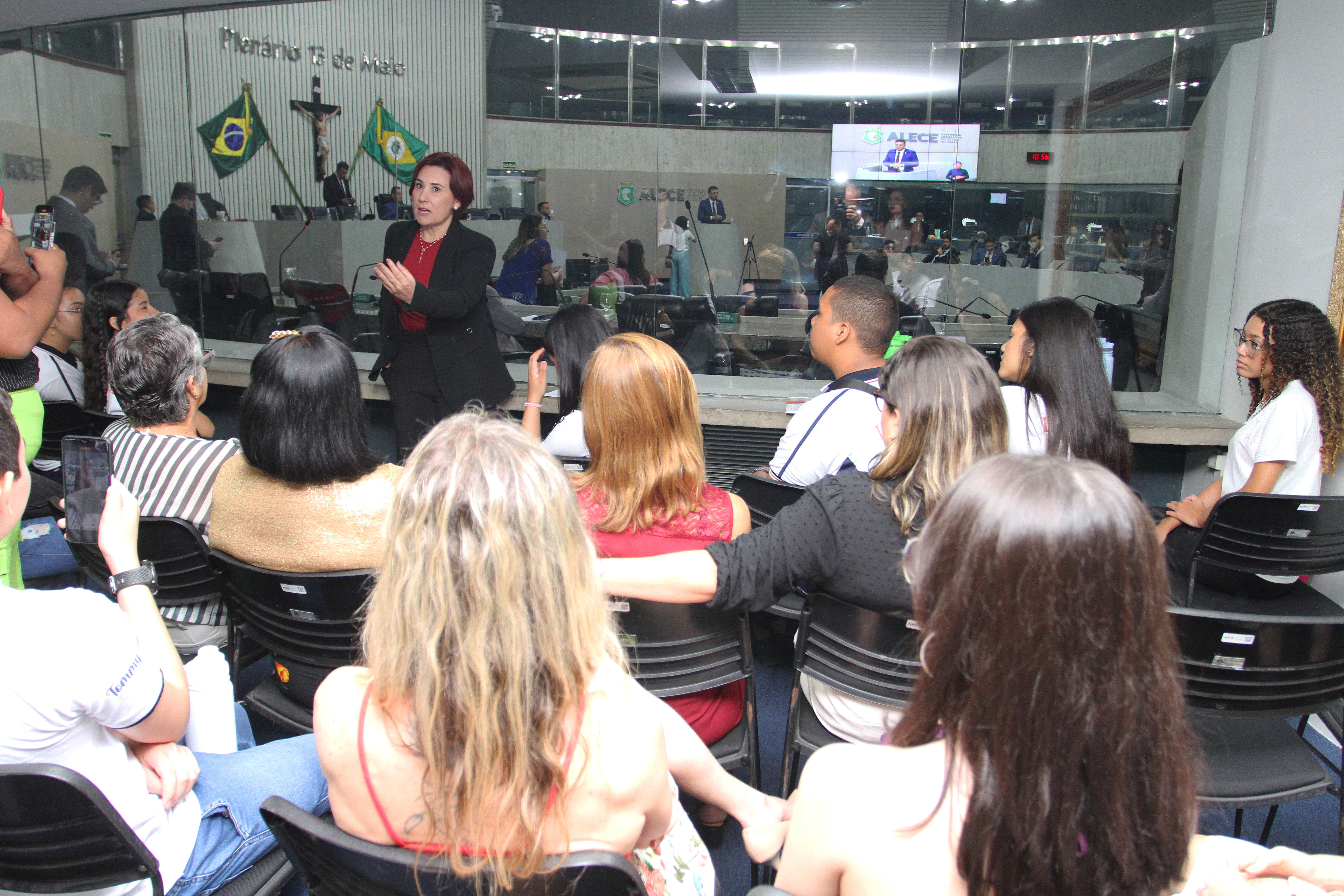 Estudantes do Colégio Estadual Liceu de Caucaia são recebidos pela deputada Emilia Pessoa