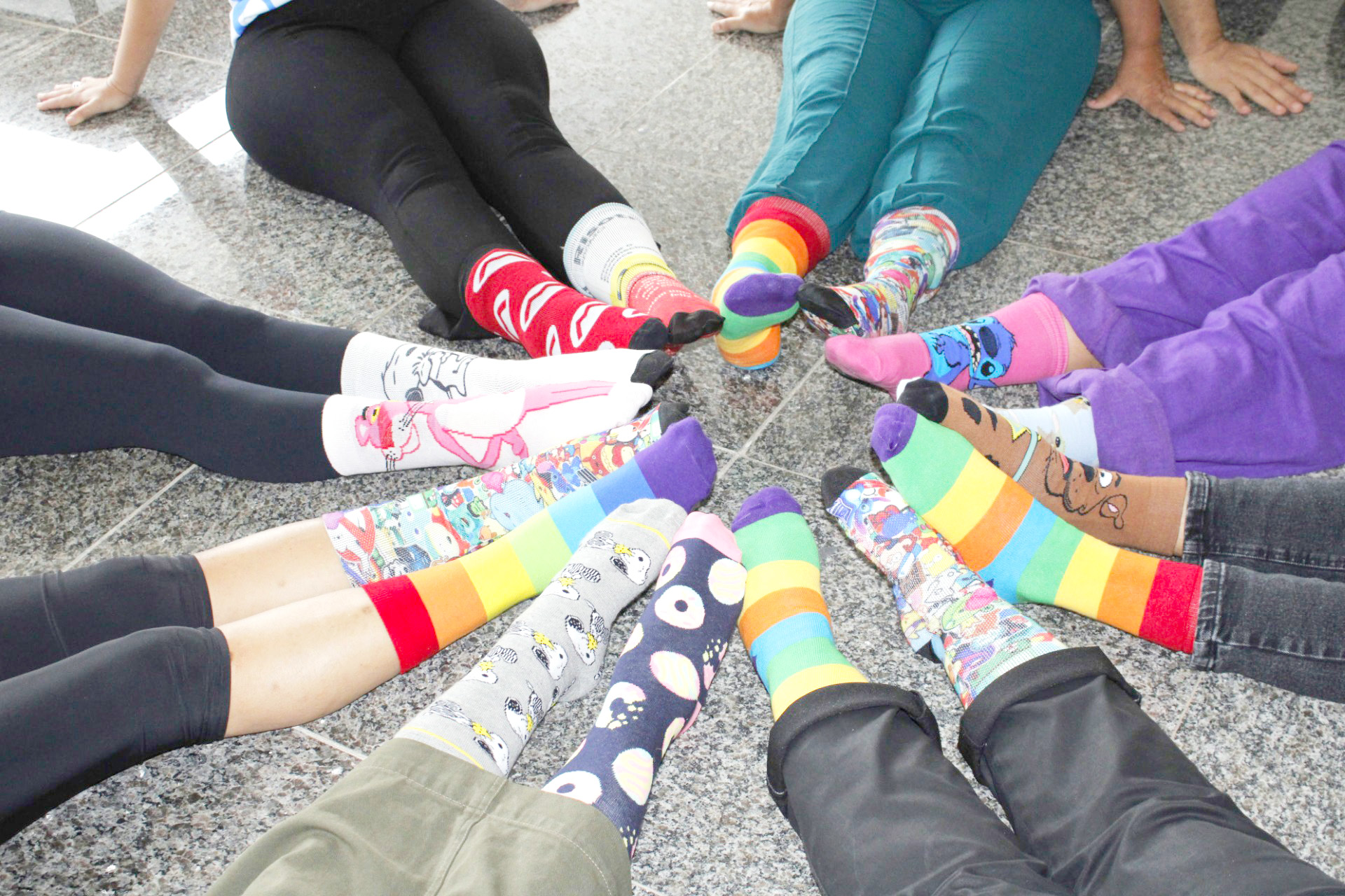 Ciadi realiza campanha das meias diferentes e coloridas