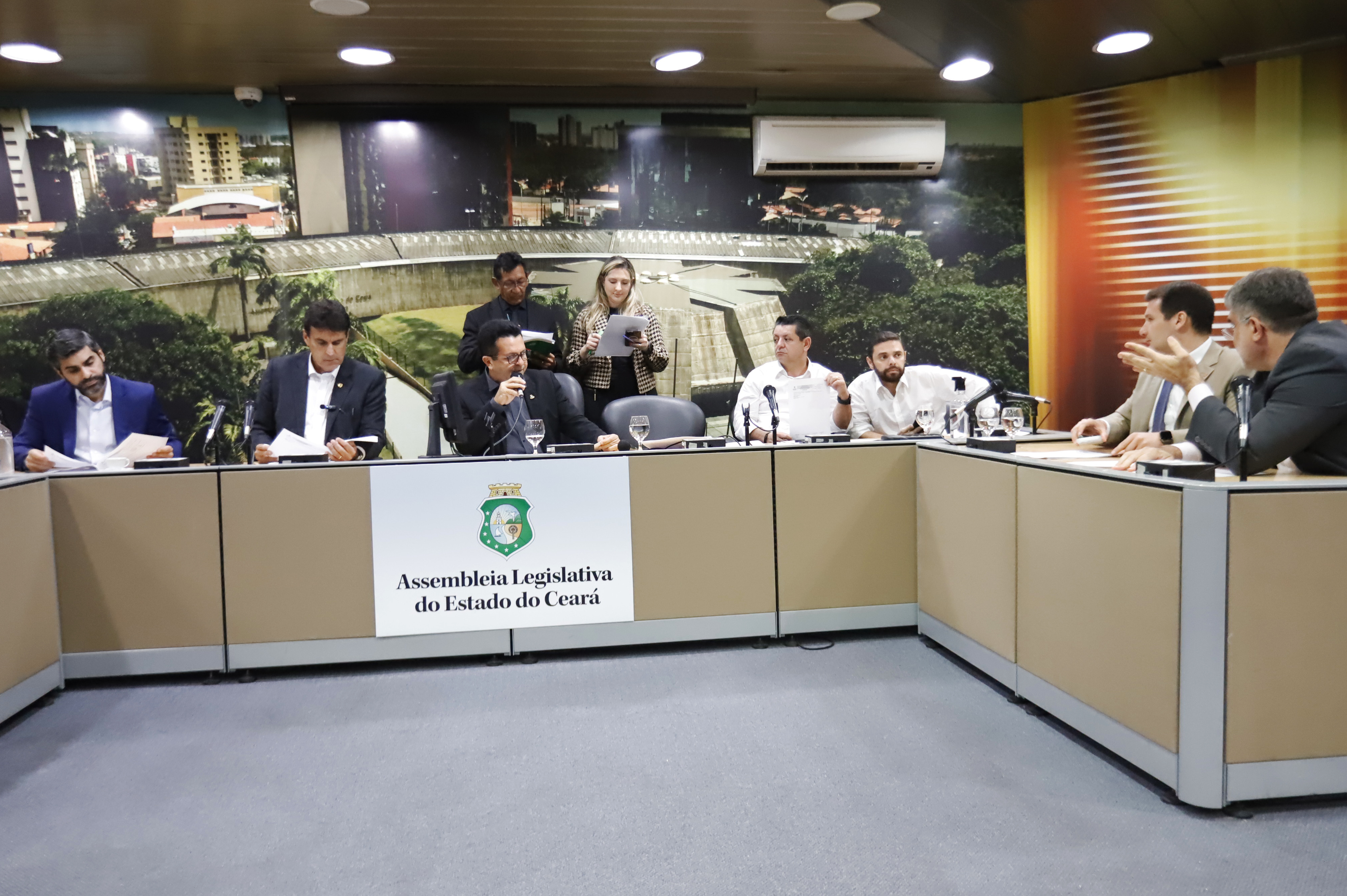 Comissões aprovam um projeto do Executivo e 13 de deputados