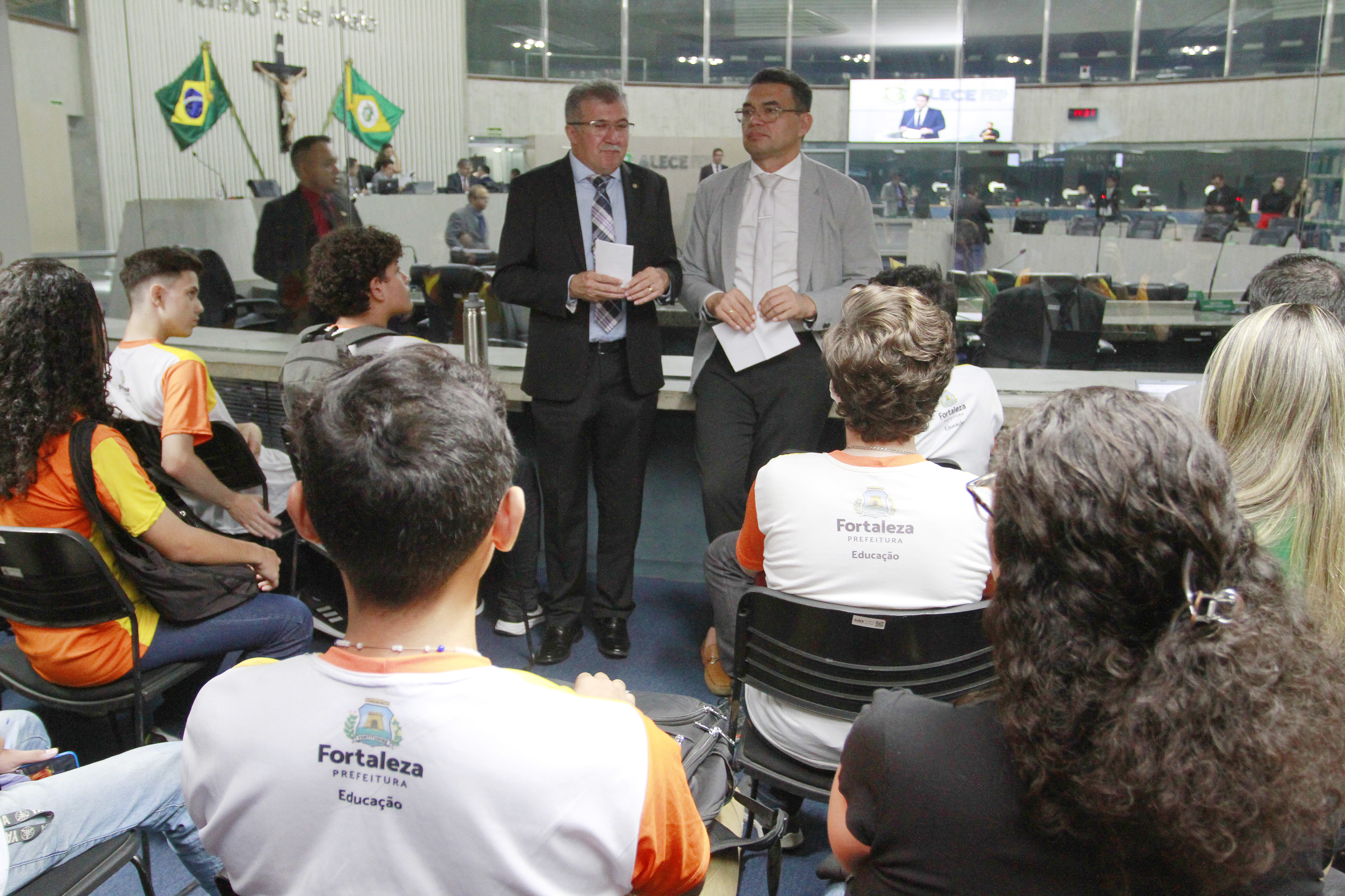 Alunos da Escola Professor José Júlio da Ponte são recebidos pelos deputados Sargento Reginauro e Antônio Henrique