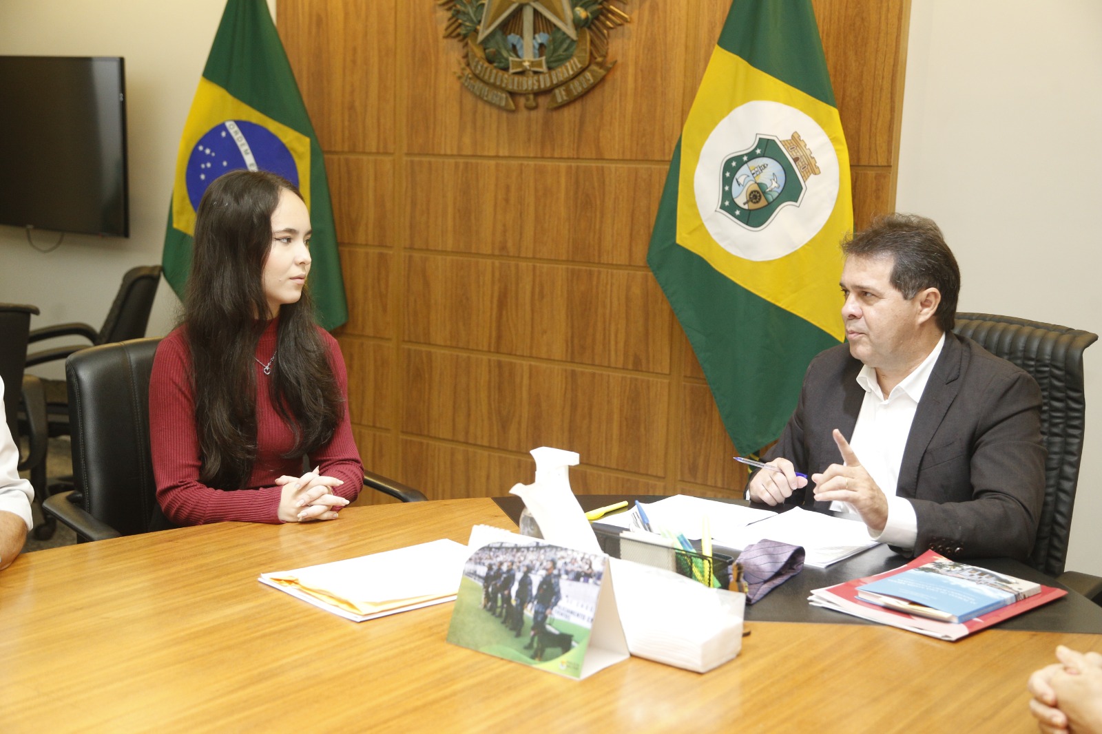Presidente Evandro Leitão recebe a estudante Isadora Cristina, recém aprovada para Medicina - Foto: José Leomar