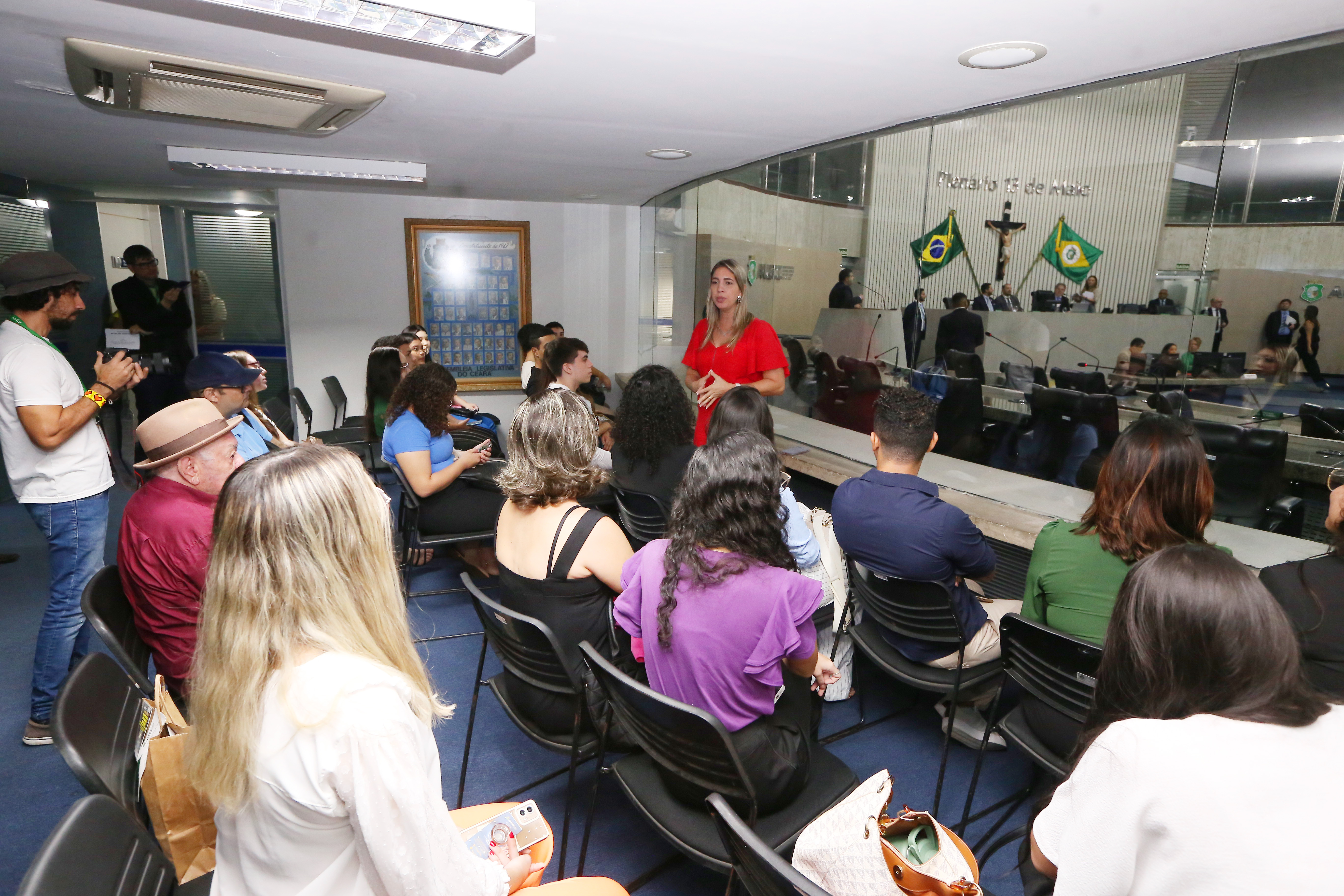 Alunos do Curso de Direito da Faculdade Ari de Sá visitam a Alece e conversam com a deputada Larissa Gaspar
