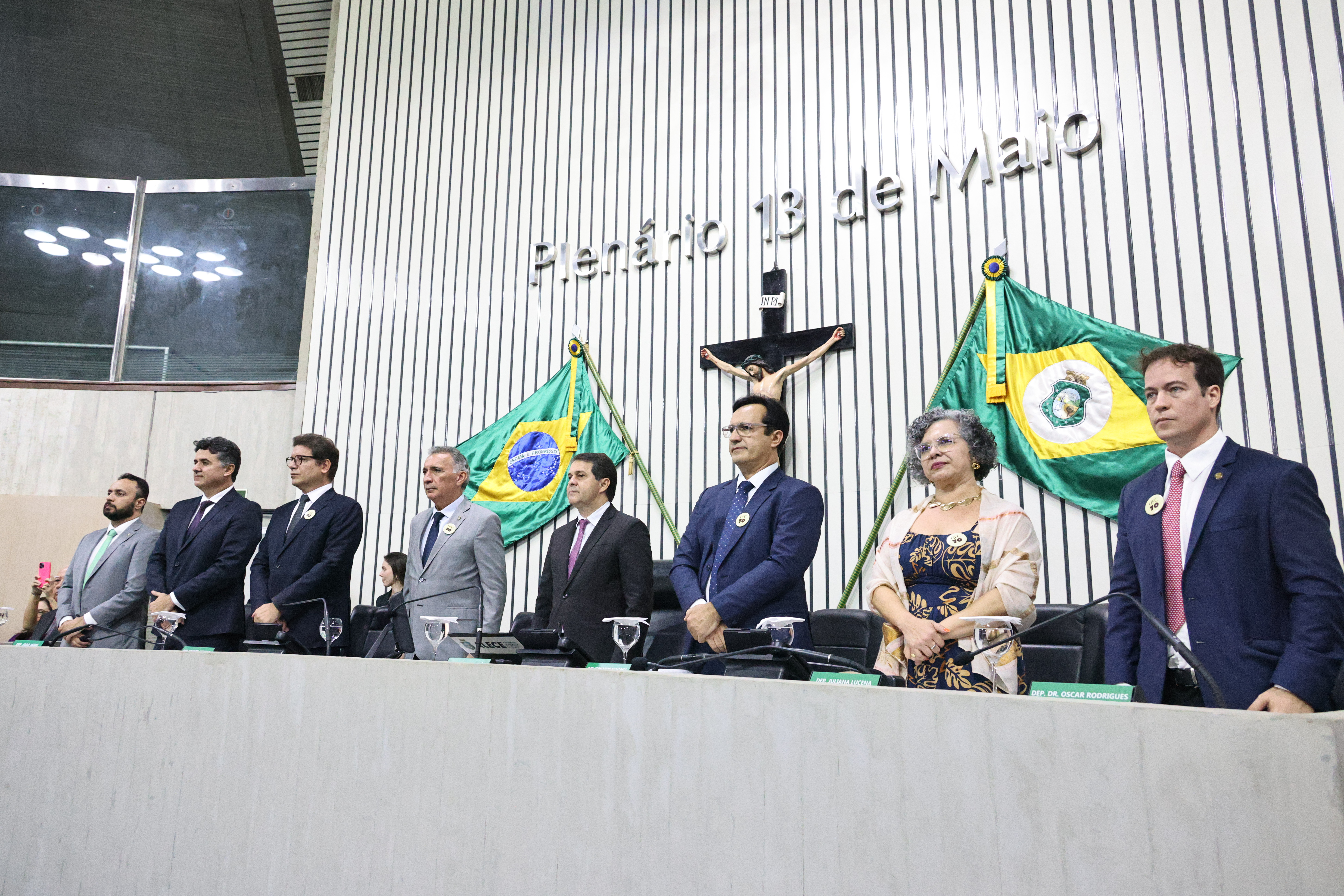 Alece celebra 70 anos da UFC em sessão solene e concede título a reitor da universidade