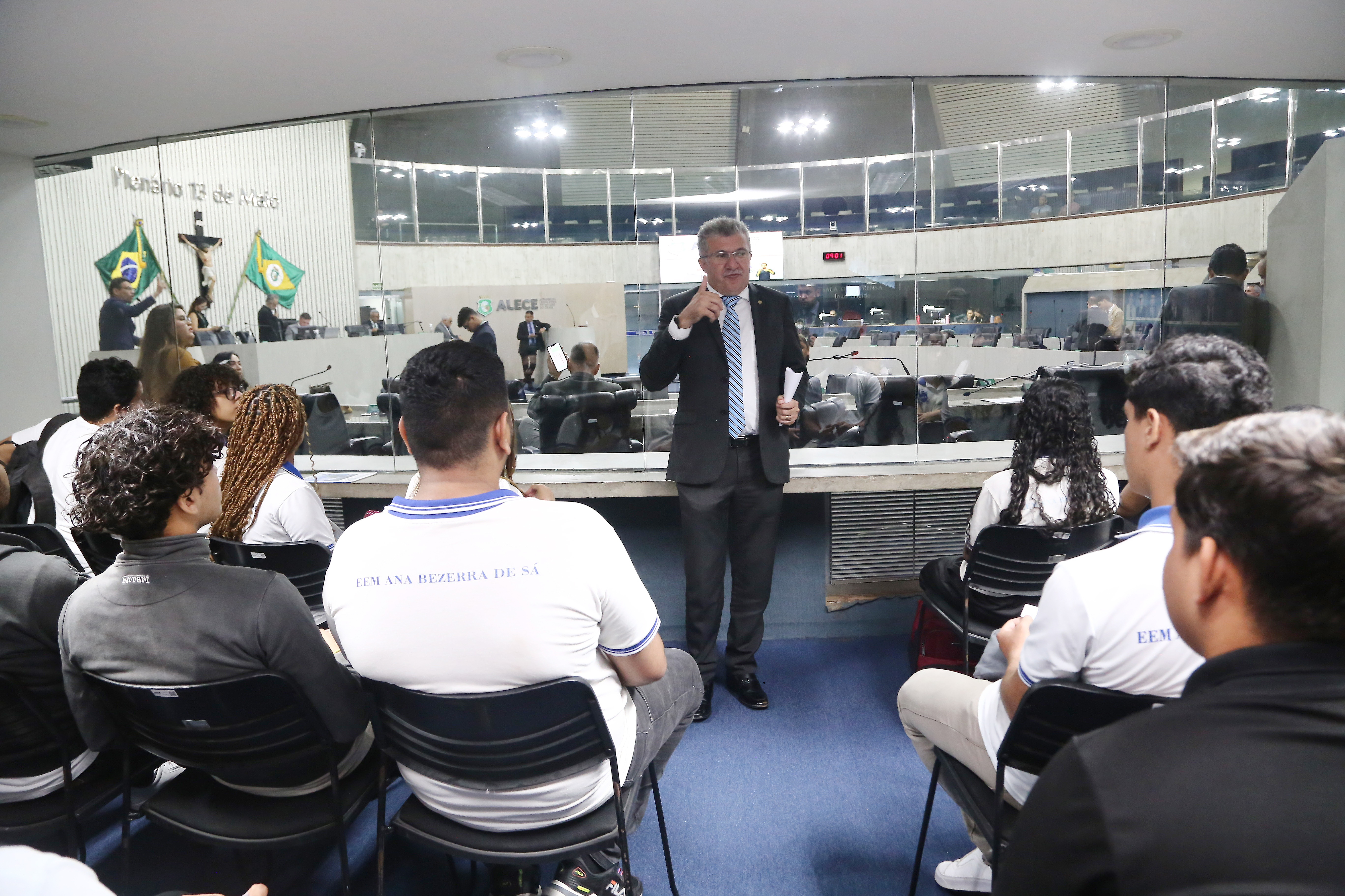 Estudantes universitários e do ensino médio participam de projeto na Alece