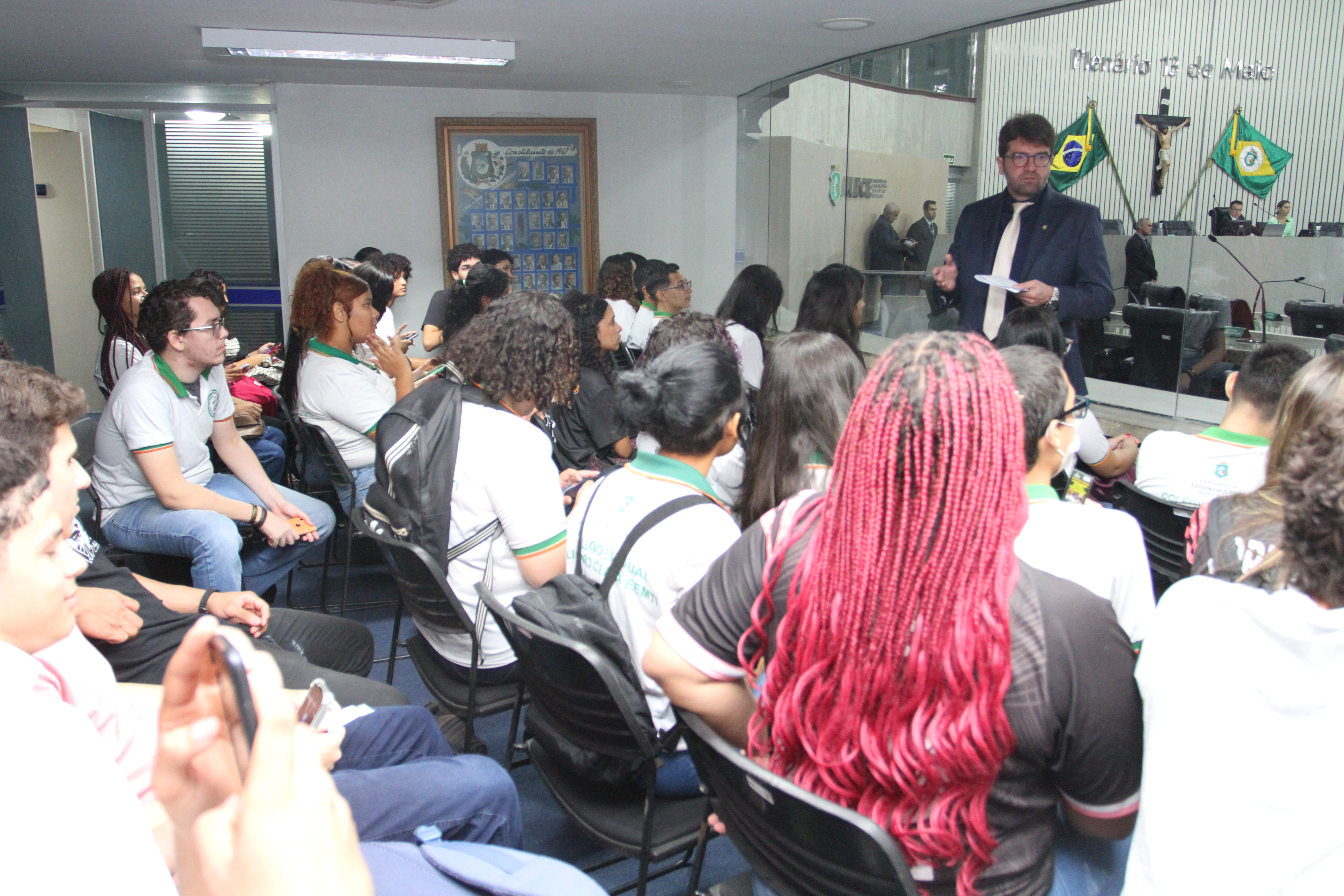 Alunos do Colégio Estadual Liceu do Ceará são recebidos na Alece pelo deputado Dr. Aloísio