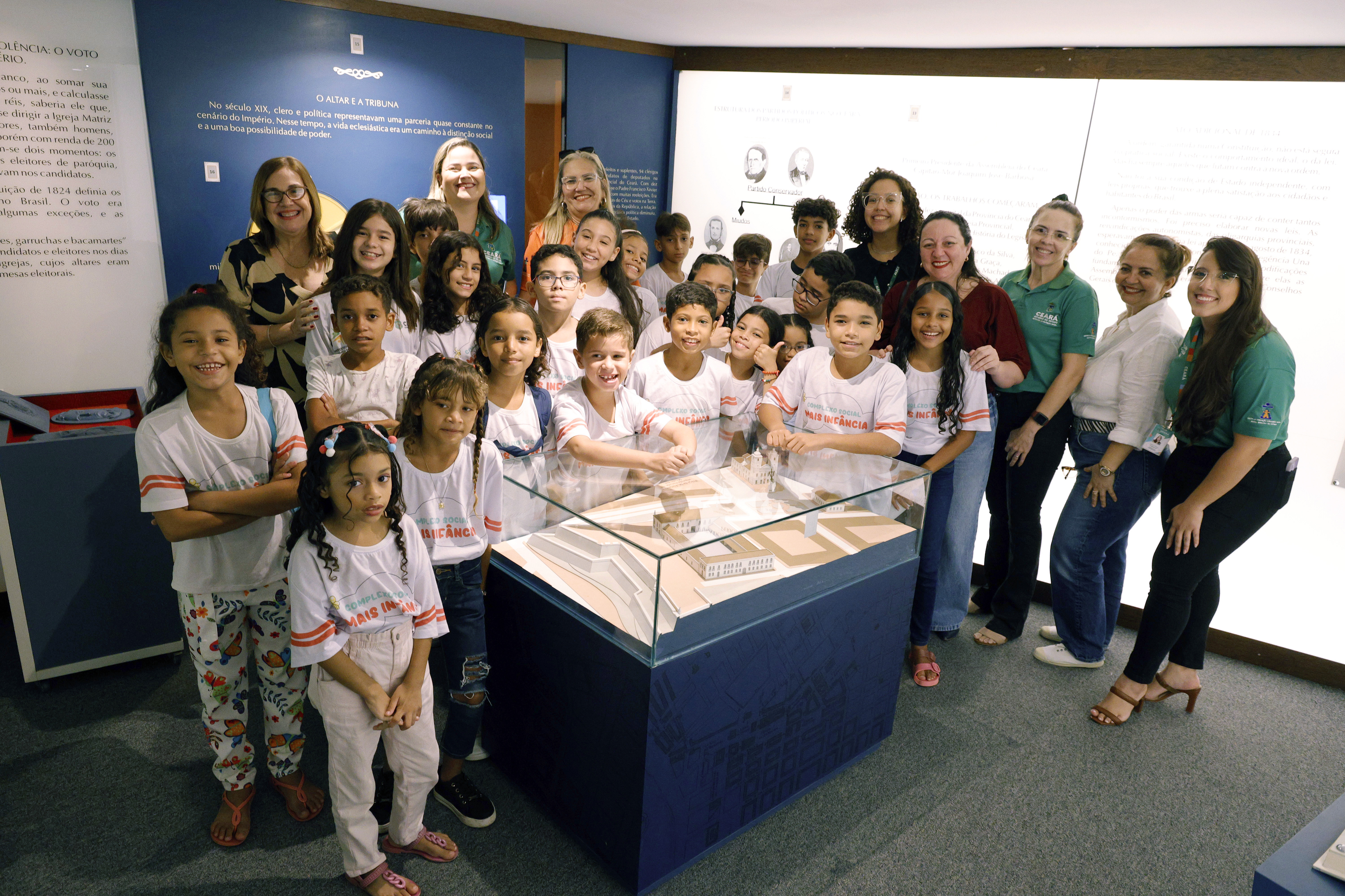 Crianças do Complexo Social Mais Infância do Curió visitam a Alece