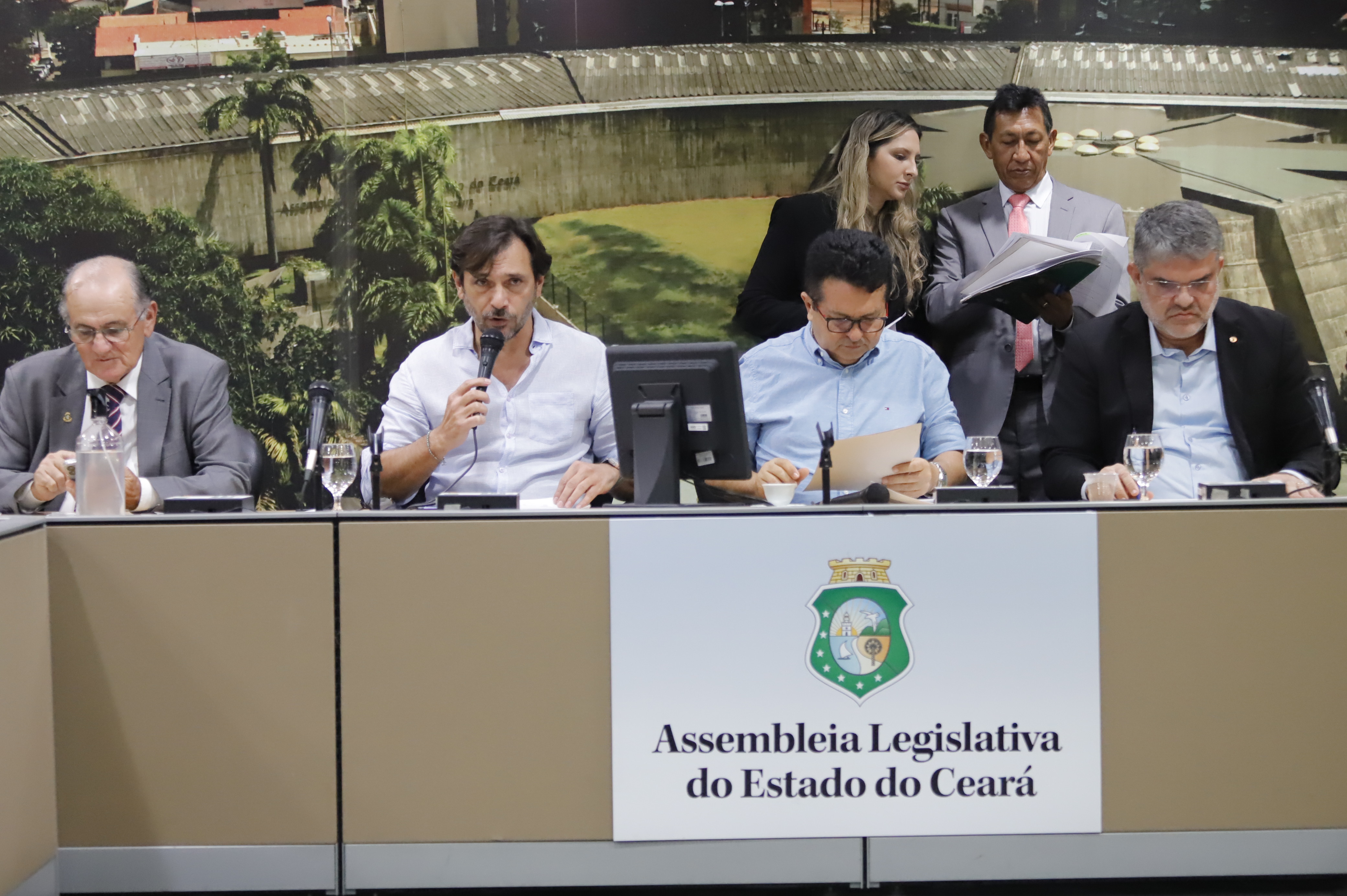 Comissão de Orçamento aprova oito projetos de lei e cinco de indicação