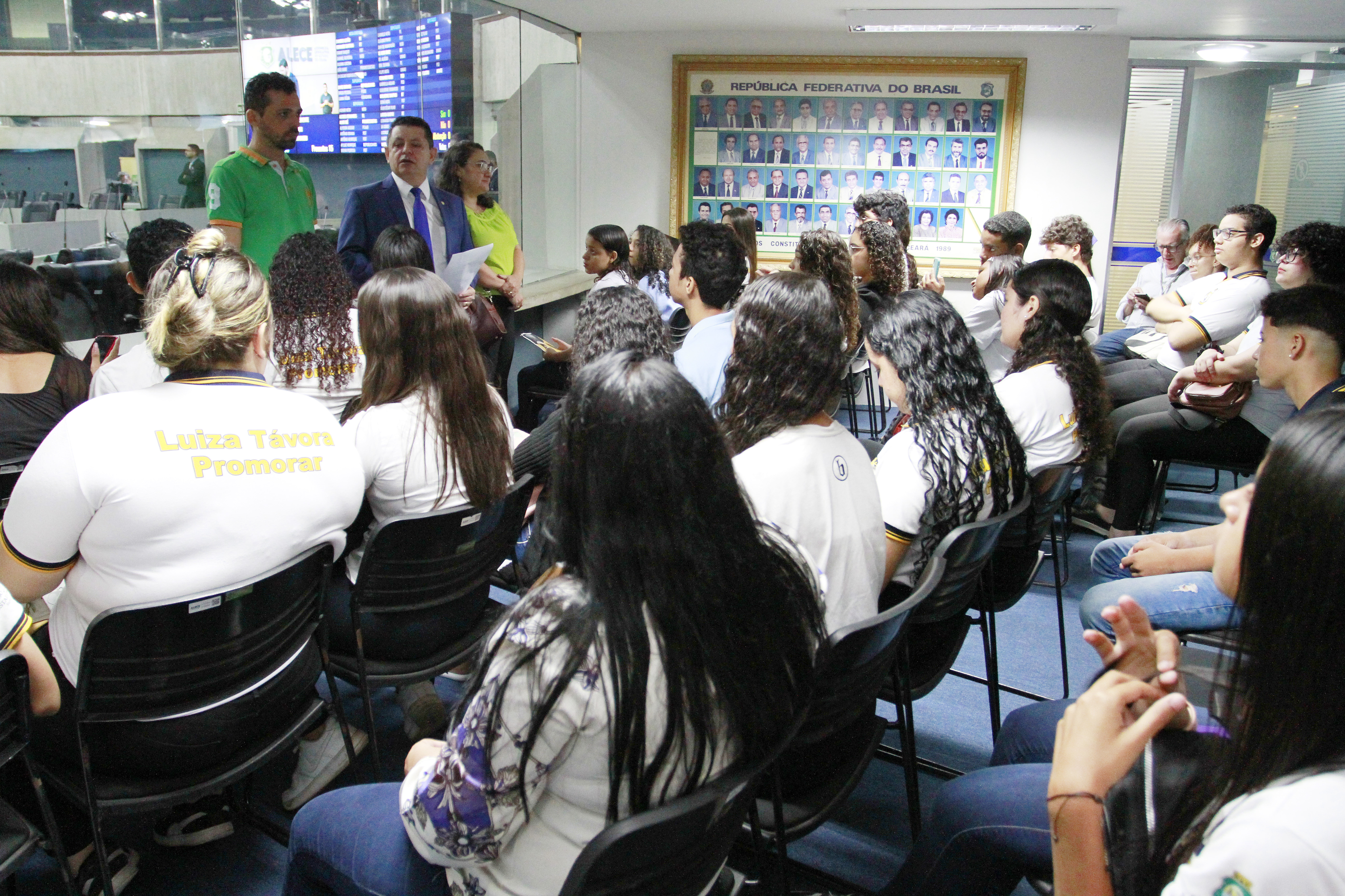 : Alunos da Escola Luiza Távora são recebidos no Plenário 13 de Maio pelo deputado Nizo Costa (PT)