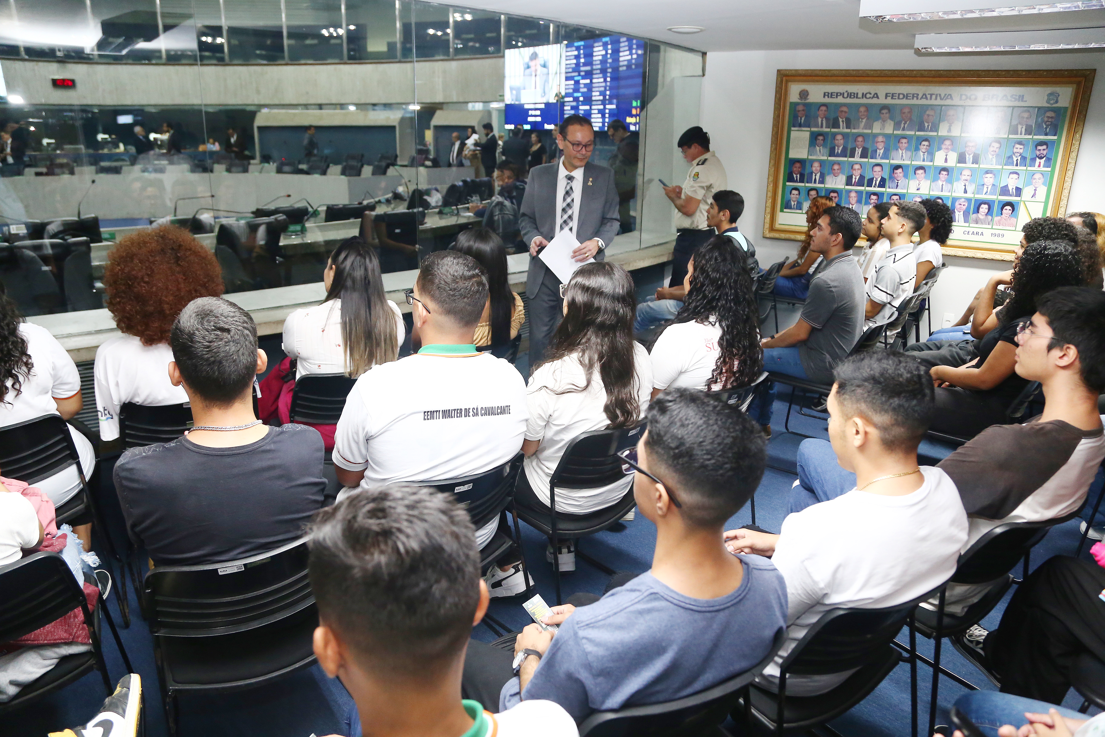 Alunos da Escola Walter de Sá Cavalcante visitam a Assembleia e são recebidos pelo deputado Stuart Castro