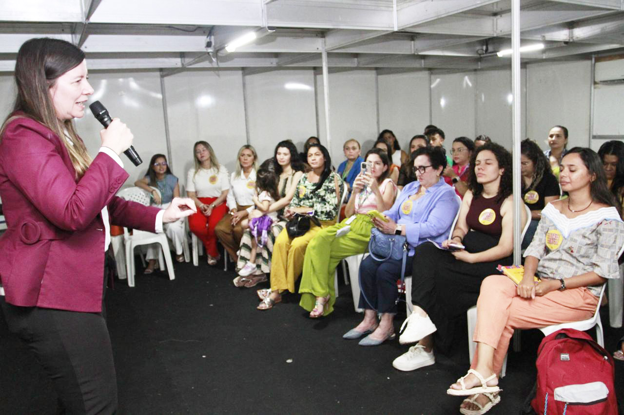 Procuradora especial da Mulher da Alece, deputada Lia Gomes, aponta ações de prevenção à violência de gênero