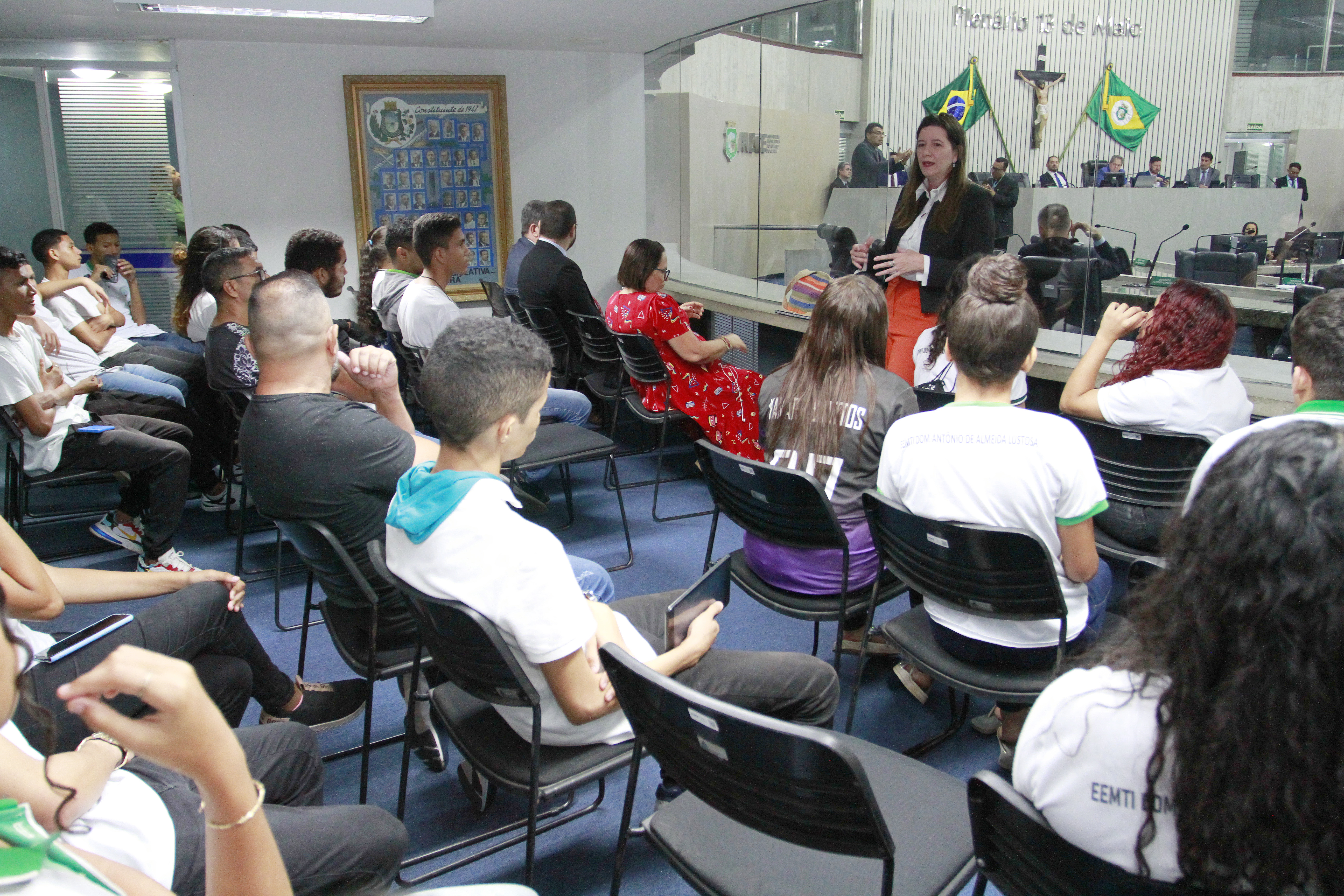 Alunos da Escola Dom Antônio de Almeida Lustosa são recebidos na Alece pelas deputadas Lia Gomes e Larissa Gaspar