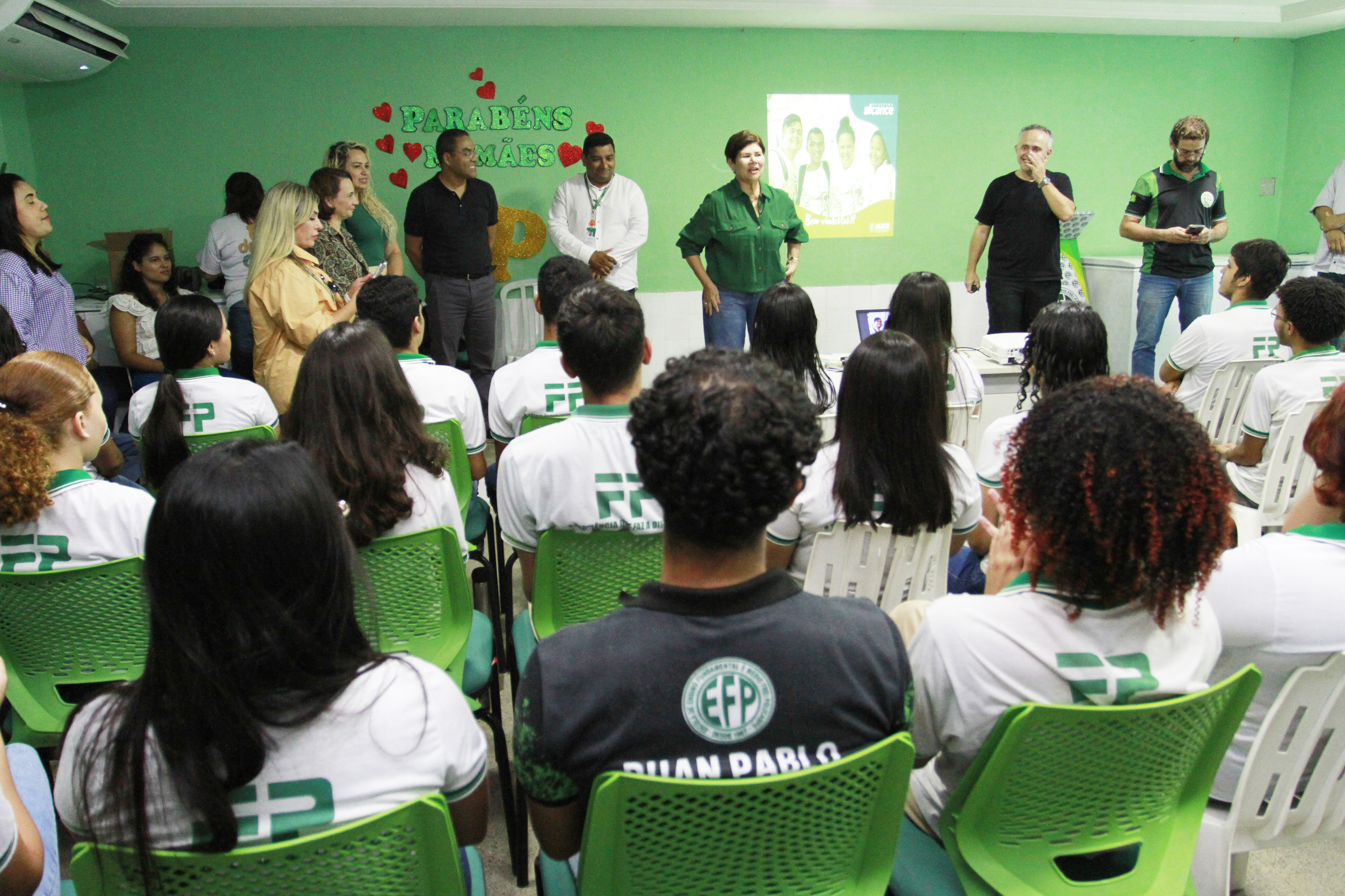 Deputada Jô Farias (PT), coordenadora-geral do Alcance, apresenta  ações do programa para alunos de Canindé