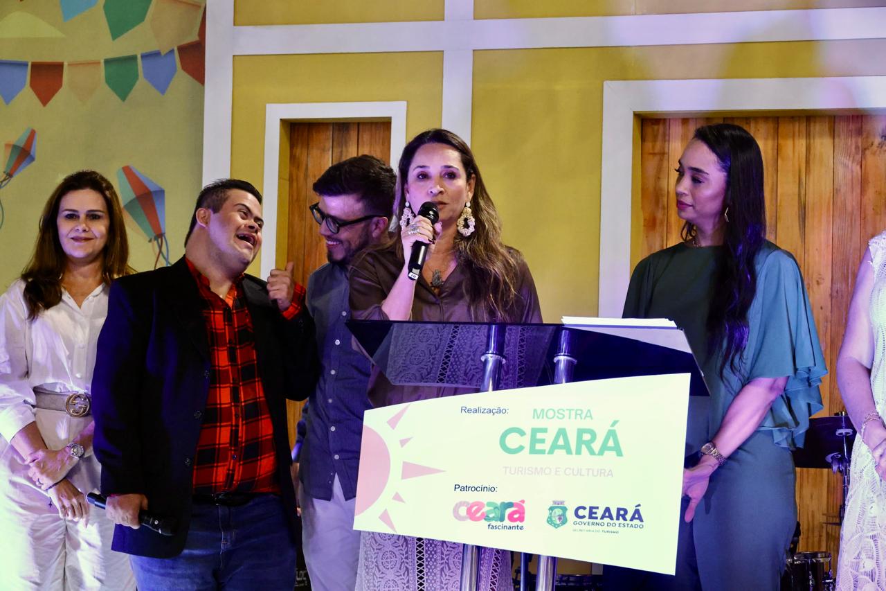 Coordenadora do projeto Renda gera Renda, Renata Ladeia , apresenta ações da Alece na abertura da mostra Ceará de Turismo e Cultura