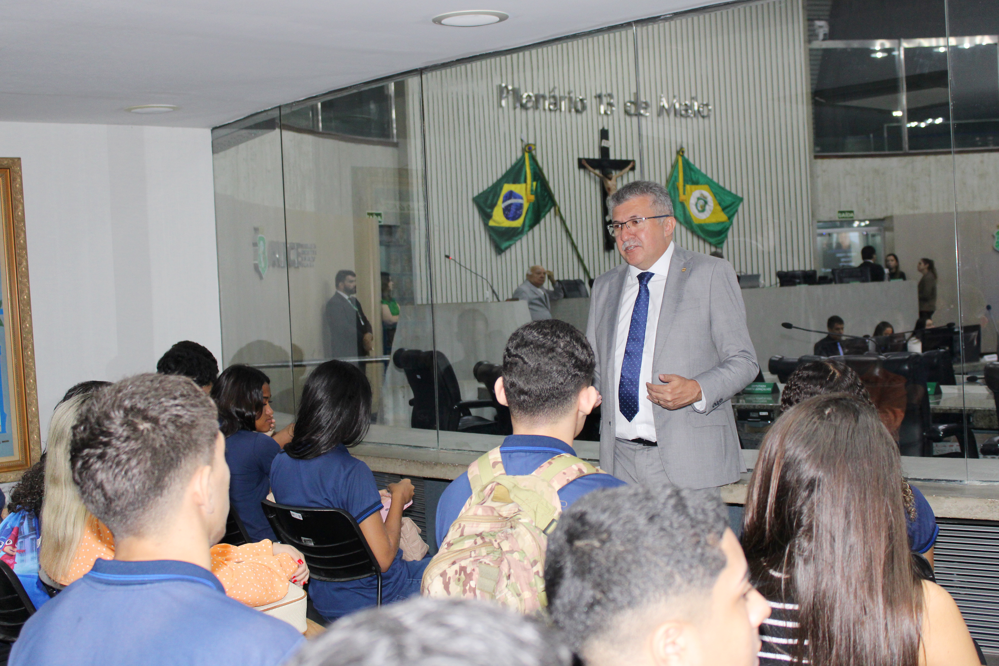 Alunos da Escola Dra. Aldaci Barbosa são recebidos na Alece pelo deputado  Antônio Henrique