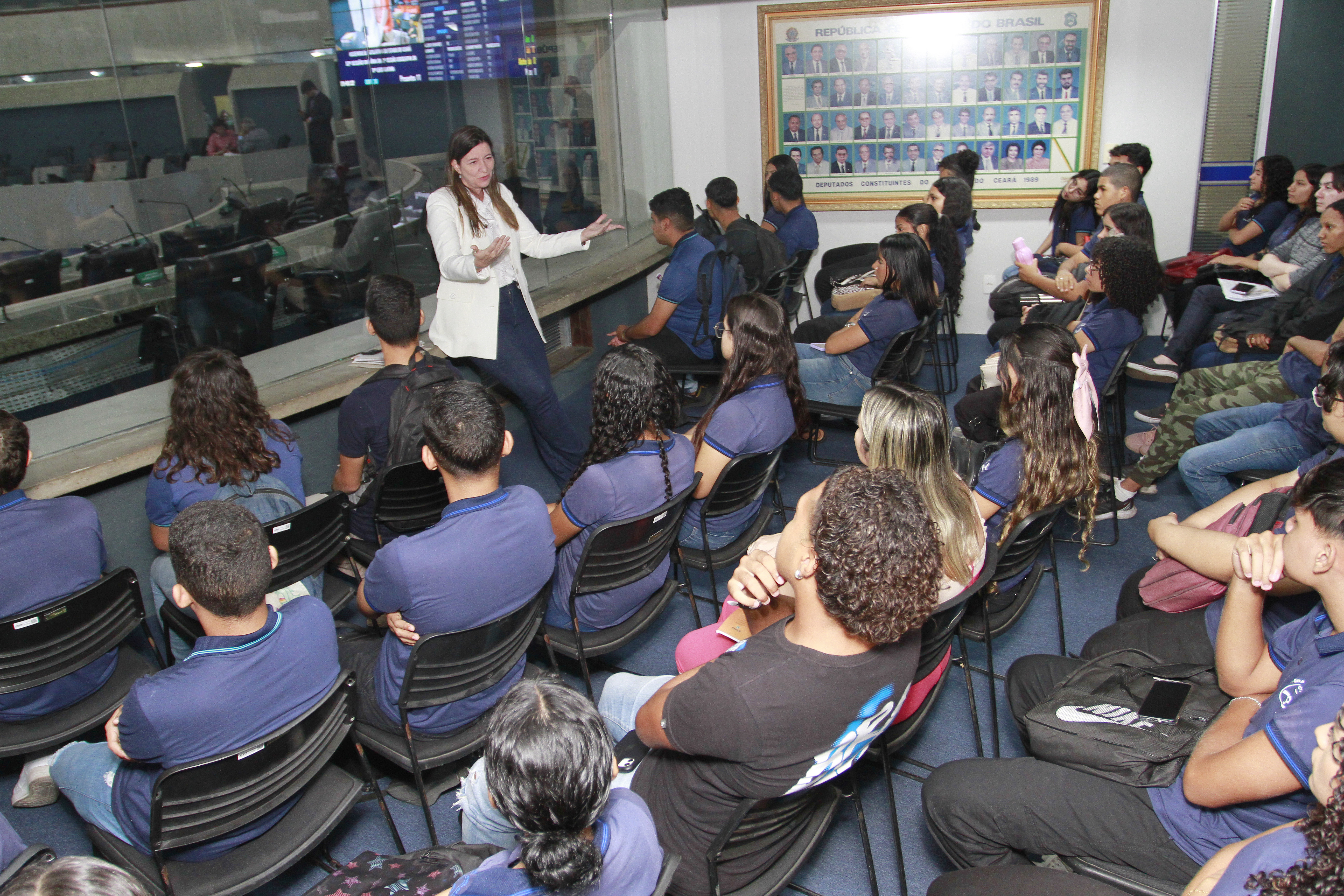 Alece recebe a visita de alunos de escolas públicas de Fortaleza e Guaiúba