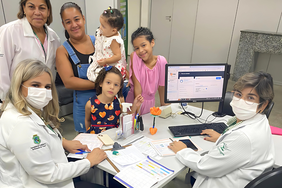 Equipe do DSAS durante vacinação - Foto: Divulgação/Assessoria de Imprensa do DSAS
