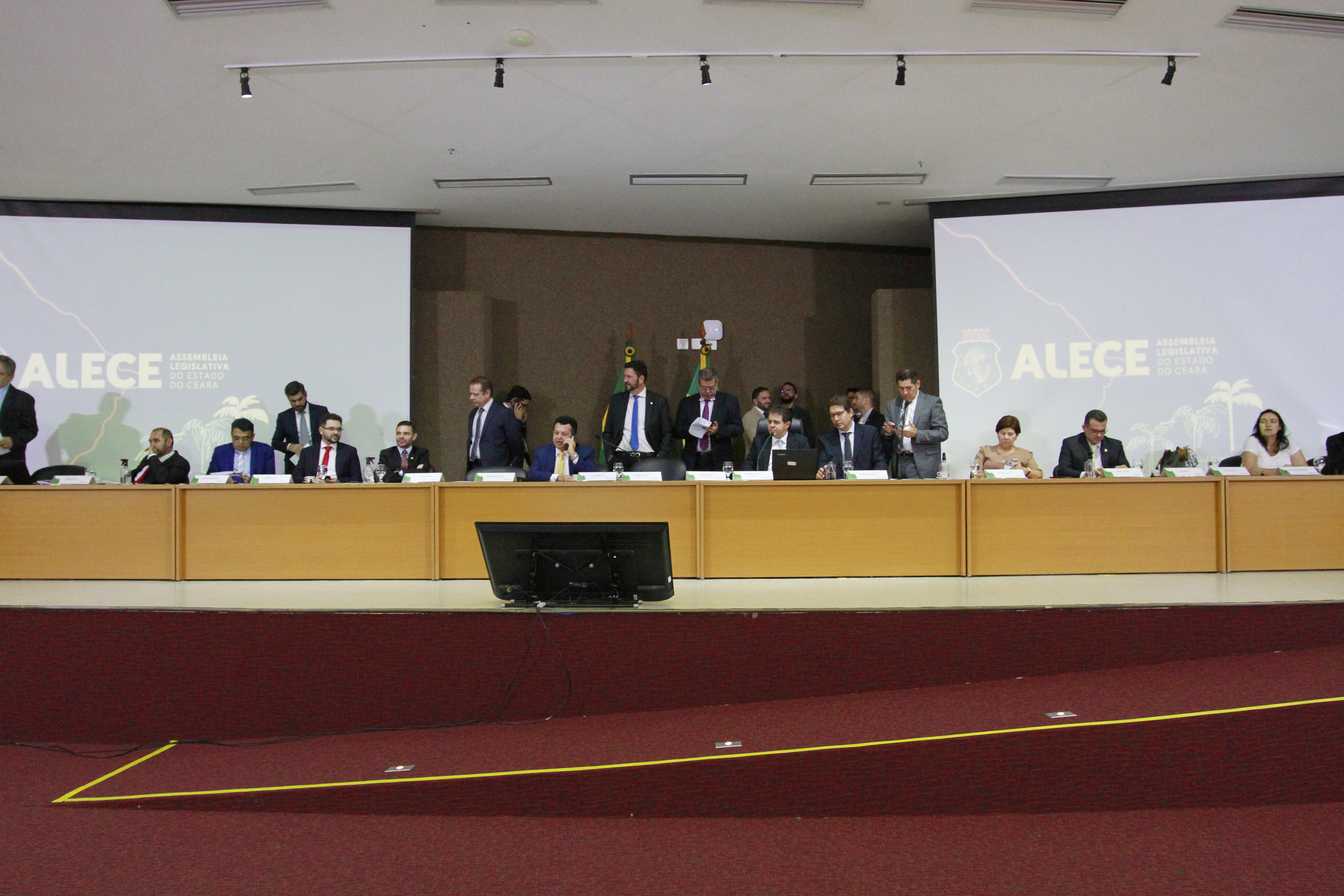 Alece presta minuto de silêncio pelo falecimento de prefeitos cearenses