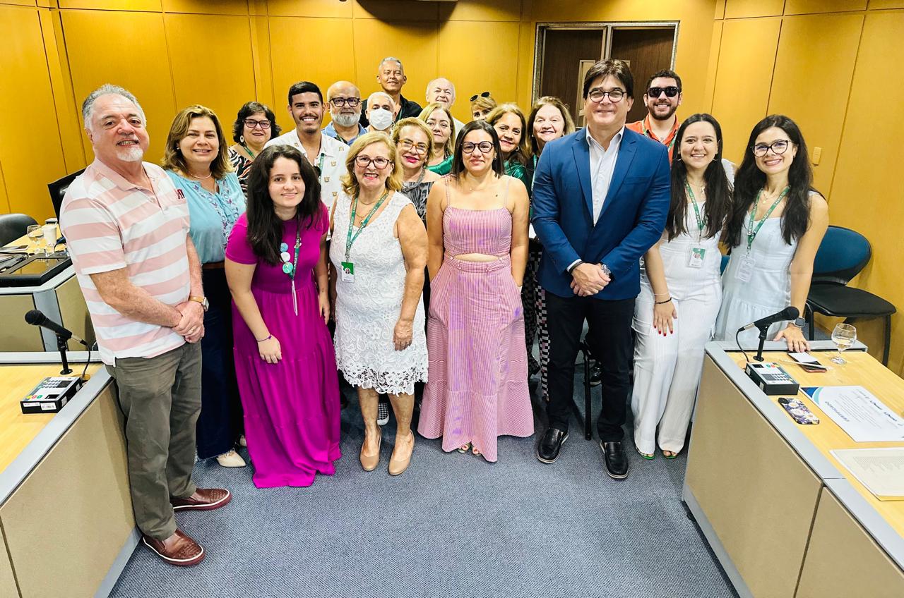 Fabrício Machado ( paletó azul ) com servidores no encerramento do curso do Programa de Governança Interativa Foto: Divulgação Alece