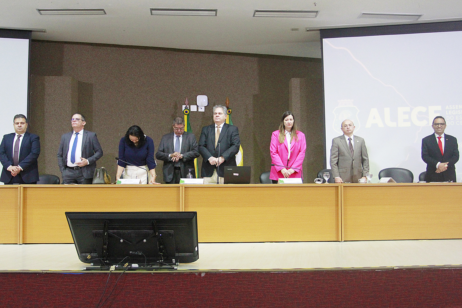 Minuto de silêncio durante a sessão plenária