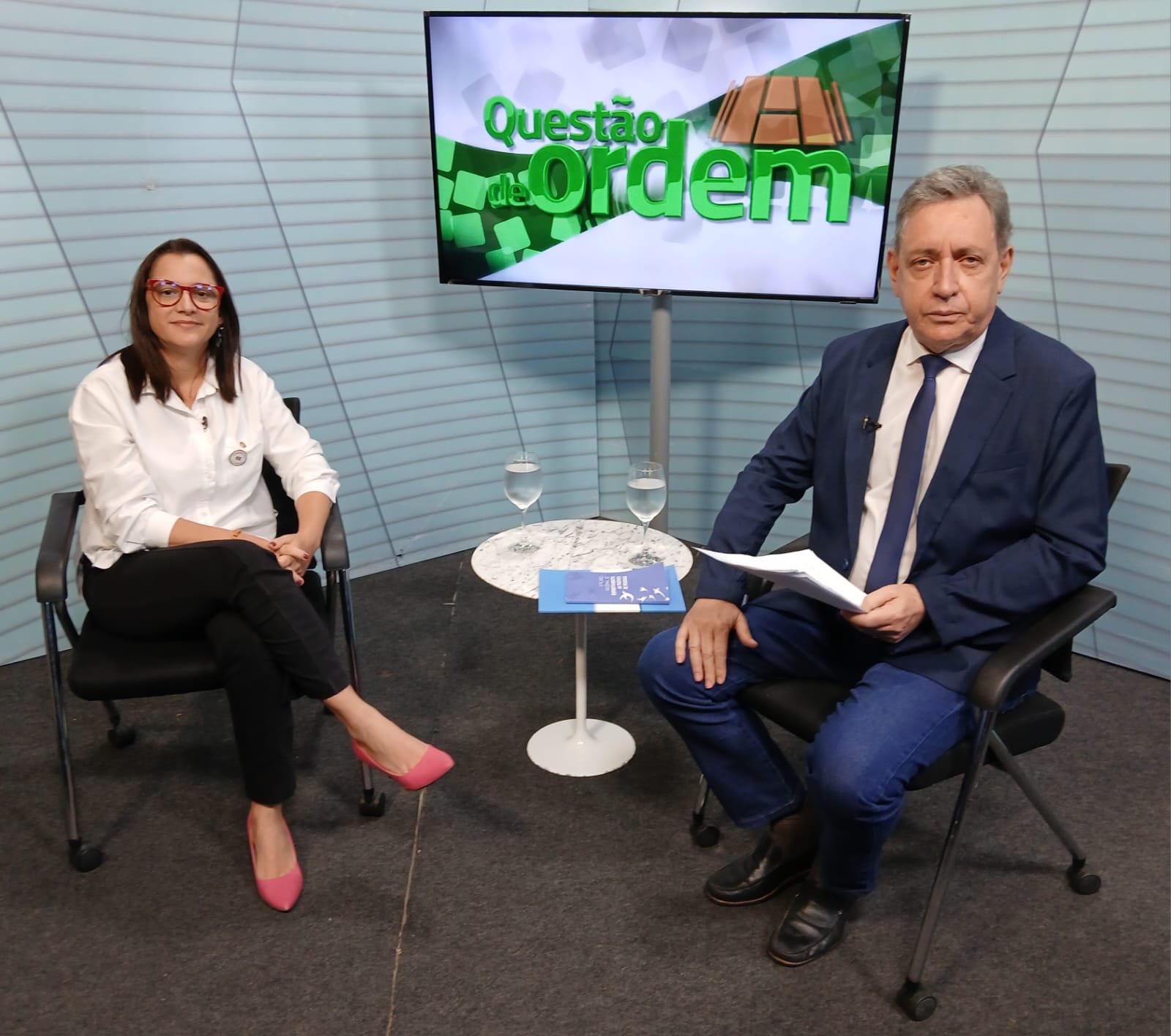 Secretária do Programa Estadual do Migrante, Refugiado e Enfrentamento ao Tráfico de Pessoas, Jamina Teles, e jornalista Renato Abreu