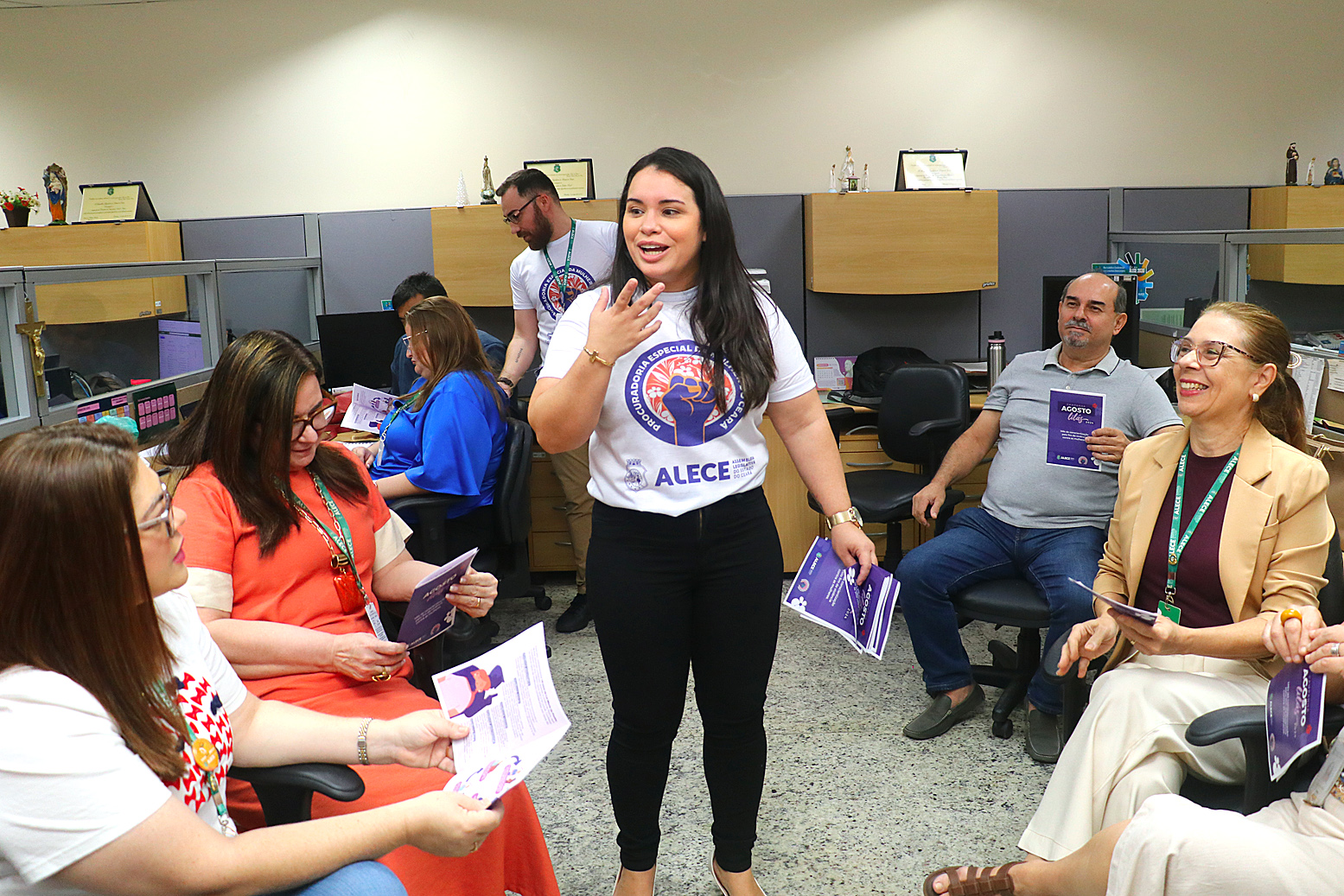 Campanha "Agosto Lilás", Procuradoria Especial da Mulher realiza distribuição de material informativo