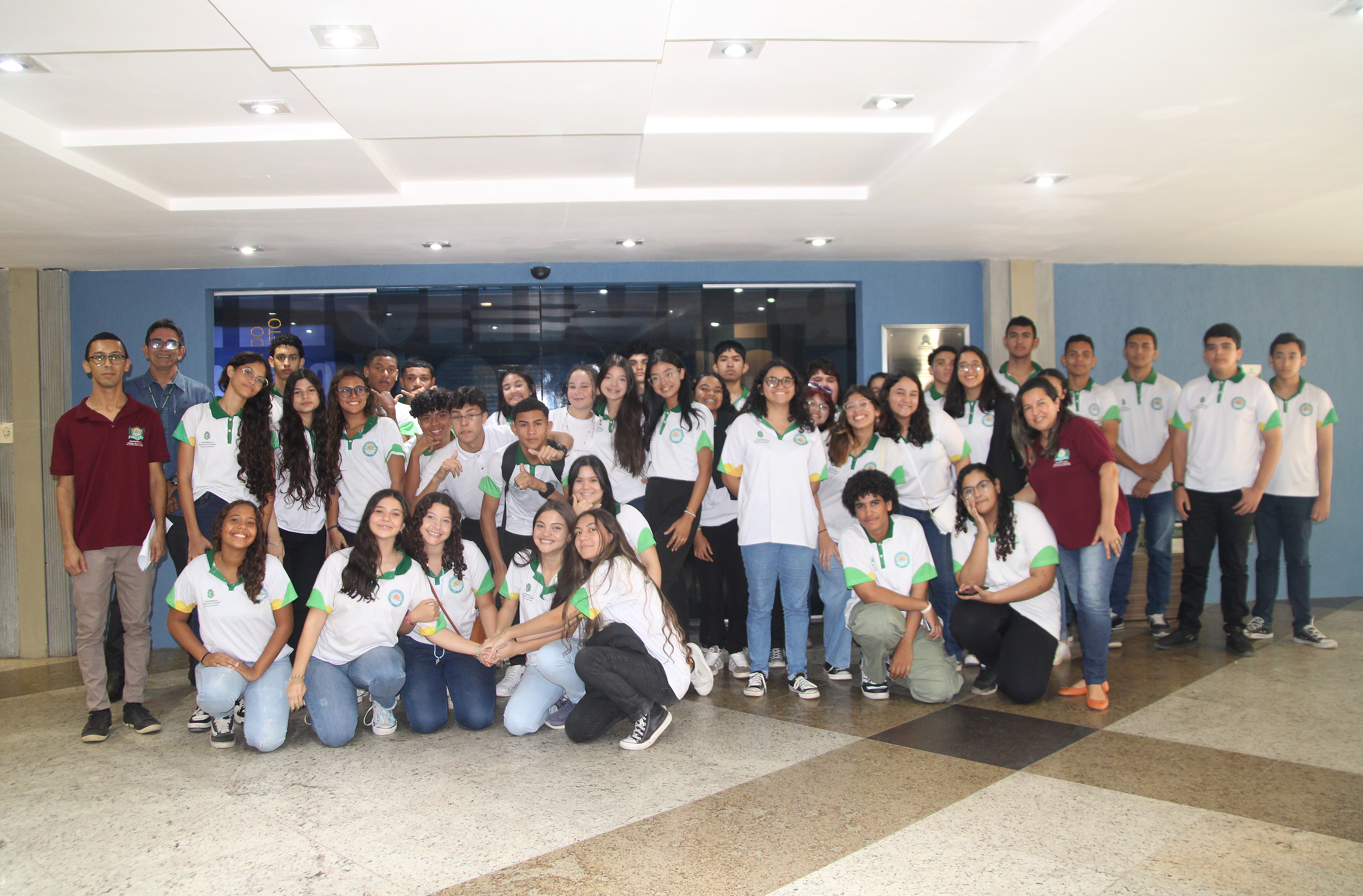 Grupo de estudantes da Professora Iraci Pereira de Alcântara visitaram a Alece na manhã desta quarta-feira (14/08) por meio do projeto "O Parlamento e Sua História" - Foto: Bia Medeiros
