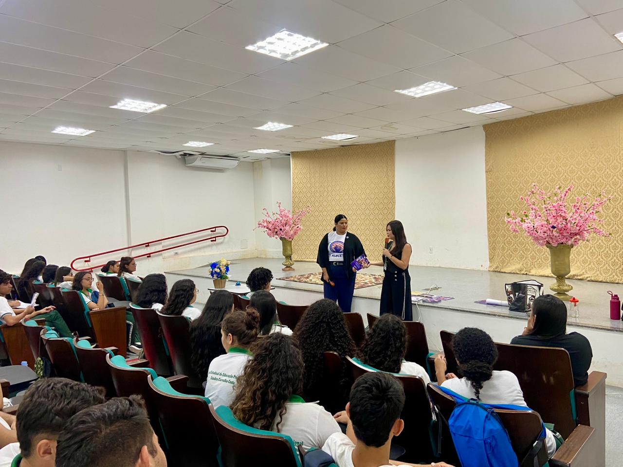 Advogada da PEM, Catarina Clares e psicóloga da PEM, Lisa Tavares apresentam trabalho da Procuradoria Especial da Mulher Foto: Divulgação