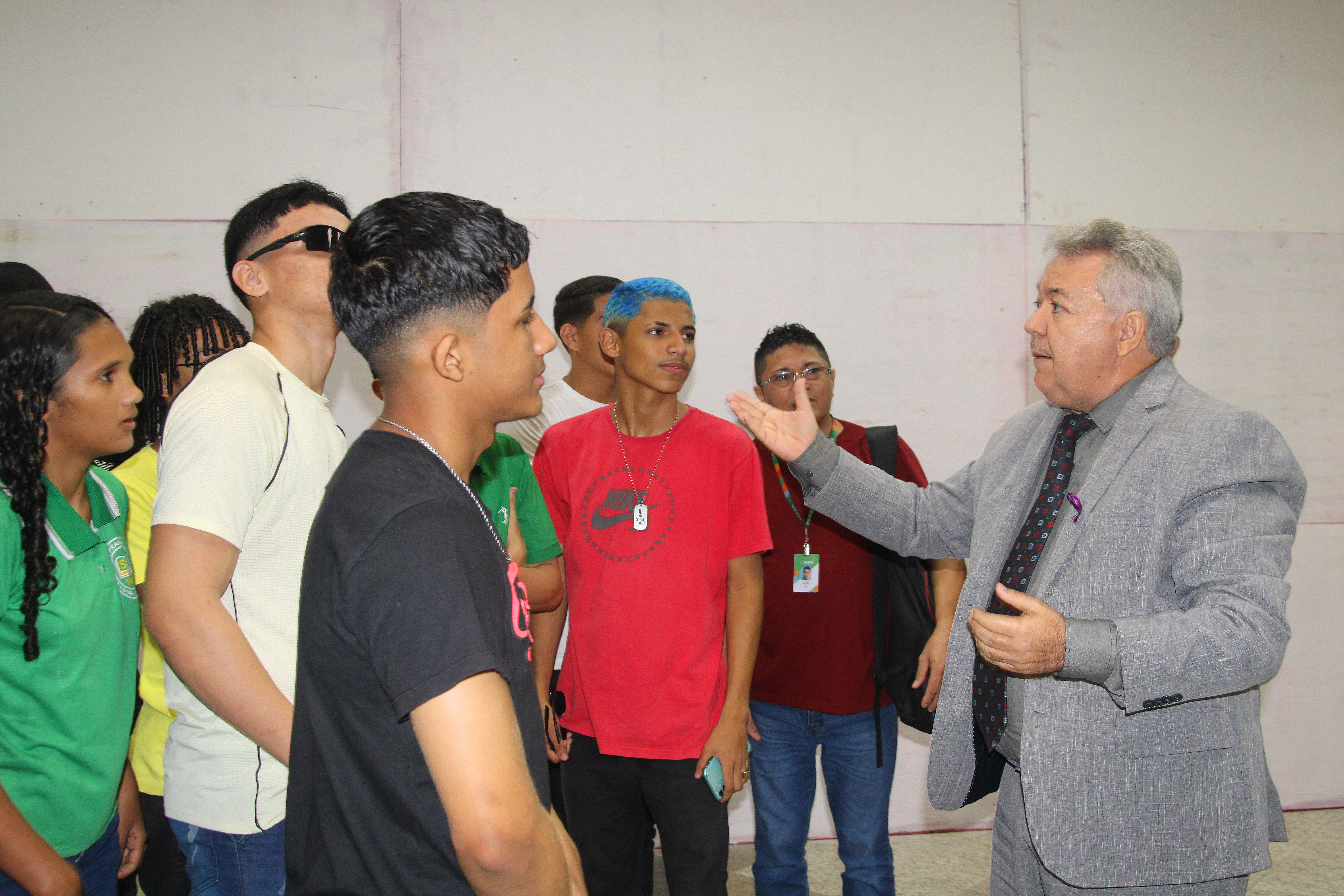 Deputado Tomaz Holanda explica sobre o papel do Parlamento aos  alunos da Escola São Francisco de Assis