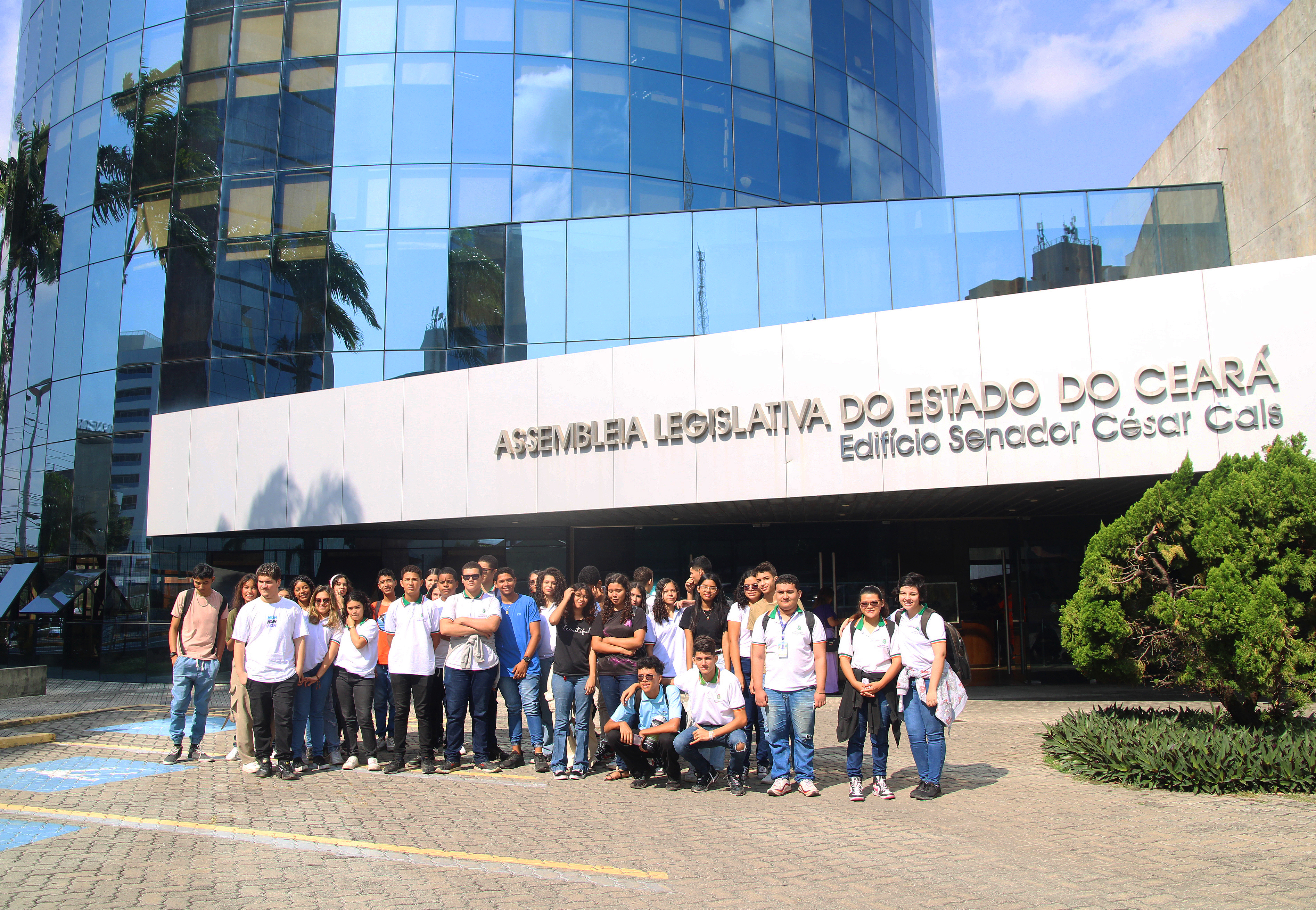 Alunos da Escola Vicente Arruda participam do Parlamento e sua História