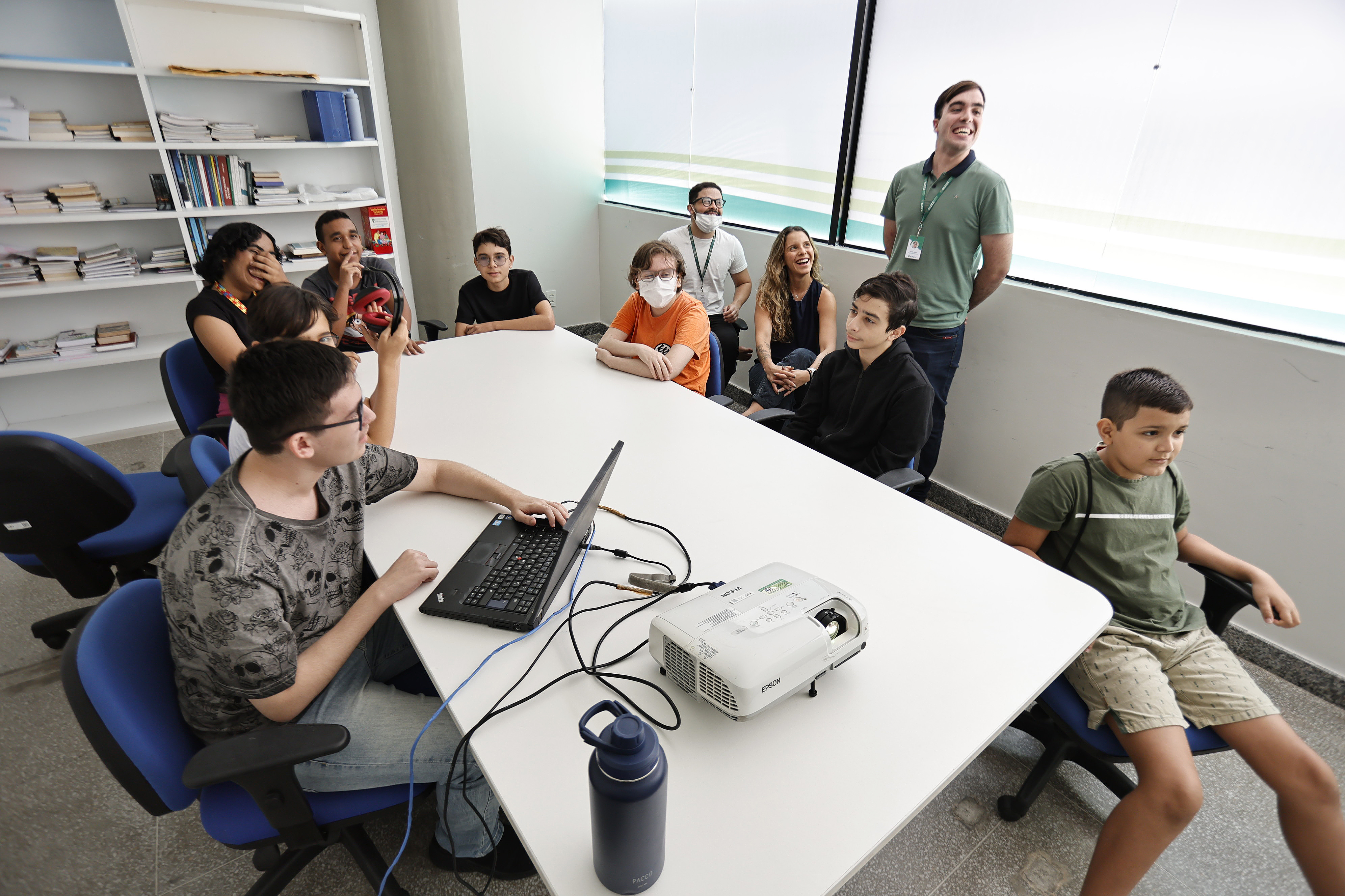 Pedro Guimarães (de pé com crachá), membro da Célula de Sustentabilidade e Gestão Ambiental ,  realiza atividade com jovens