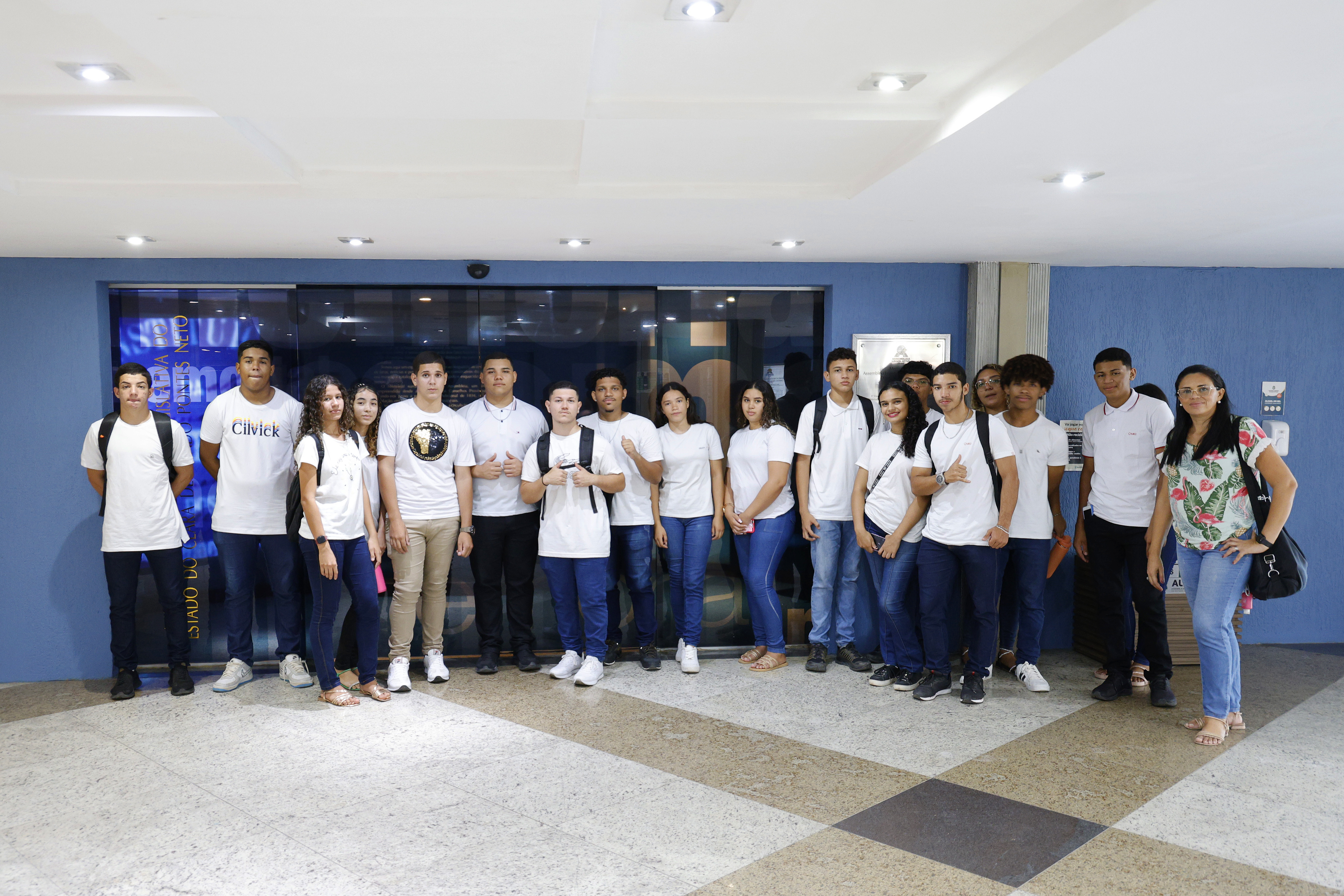 Alunos da  Escola Luiz Girão participam do projeto O Parlamento e sua História