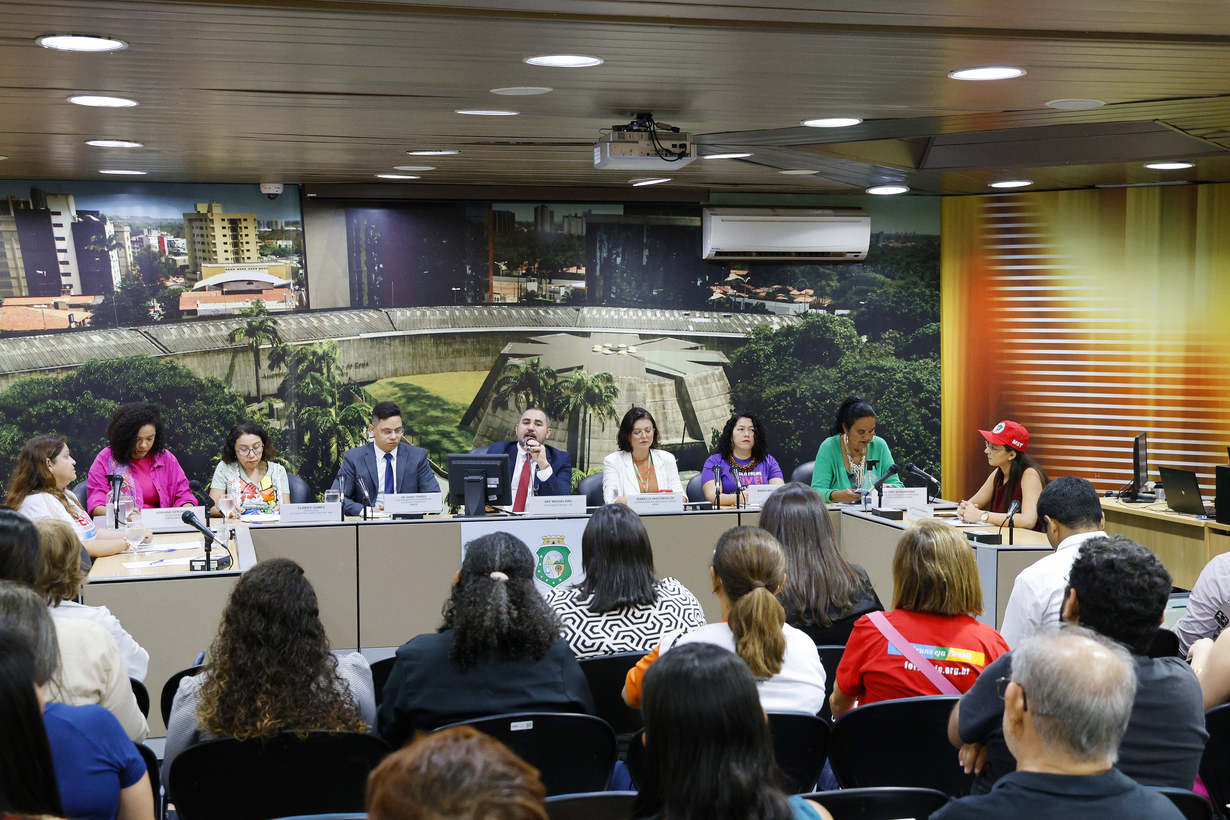 Profissionais e estudantes cobram melhorias no ensino de jovens e adultos