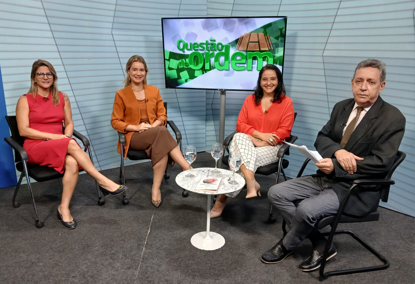 Professoras da Unifor Lara Feitosa (da esquerda), Beatriz Rosa ( centro) e Isabela Fares e o jornalista Renato Abreu