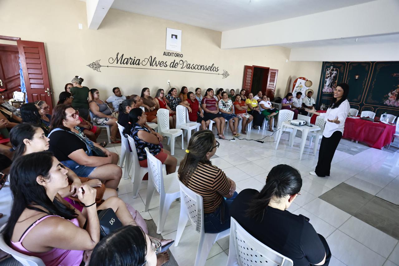 Rachel Rodrigues, terapeuta do Comitê de Responsabilidade Social da Alece, fez palestra motivacional para as participantes do projeto Foto: Dário Gabriel