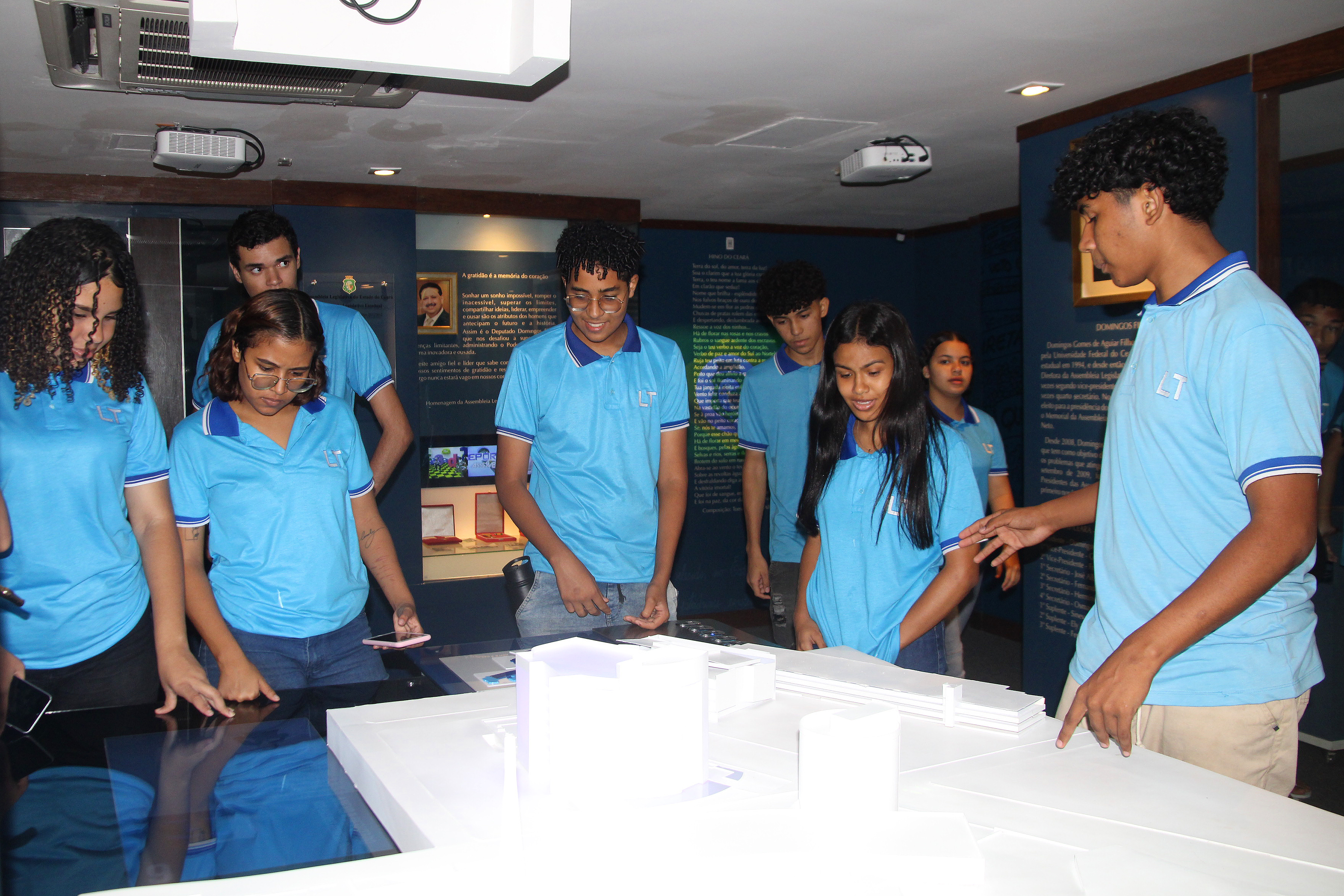 Alunos da Escola Luiza Távora Pio XII participam de visita guiada na Alece