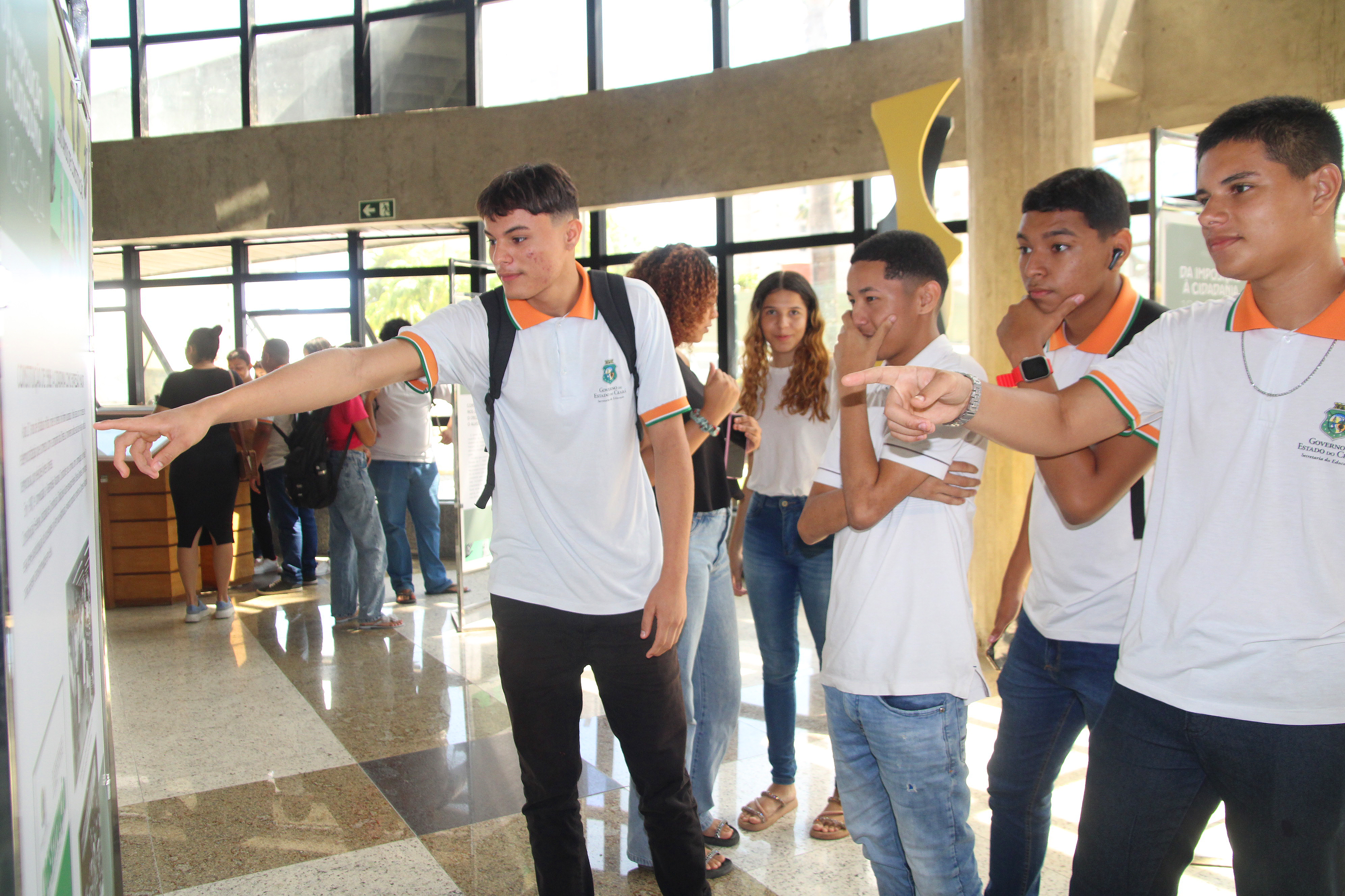 Estudantes da Escola Raul Tavares Cavalcante, da cidade de Itaitinga, participam do Projeto O Parlamento e sua História