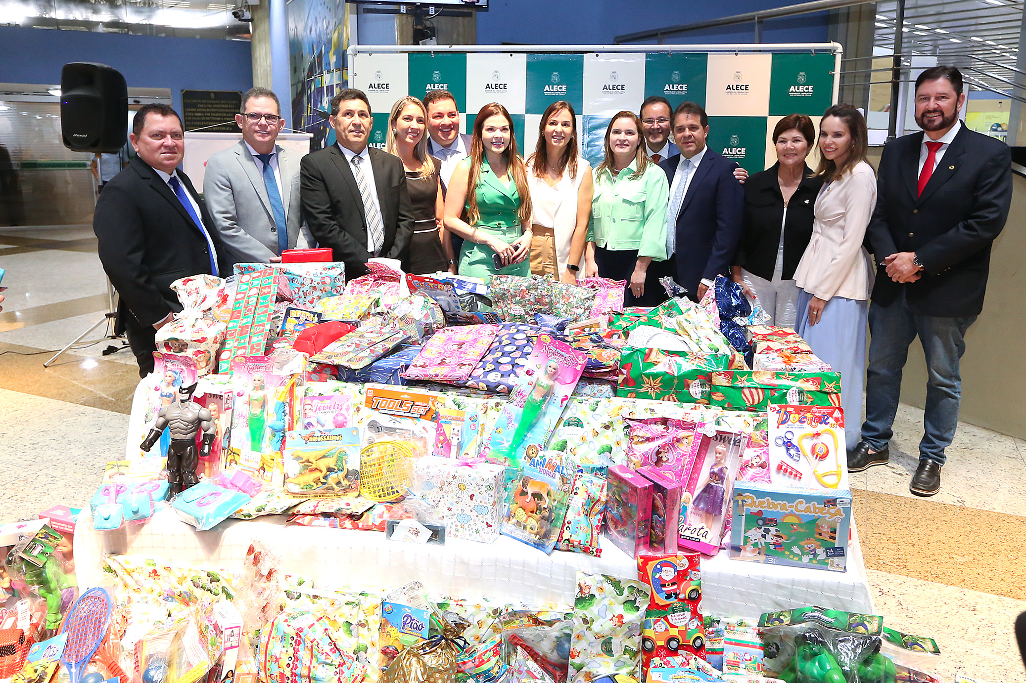 Alece entrega brinquedos para a campanha de Natal do programa Ceará Sem Fome
