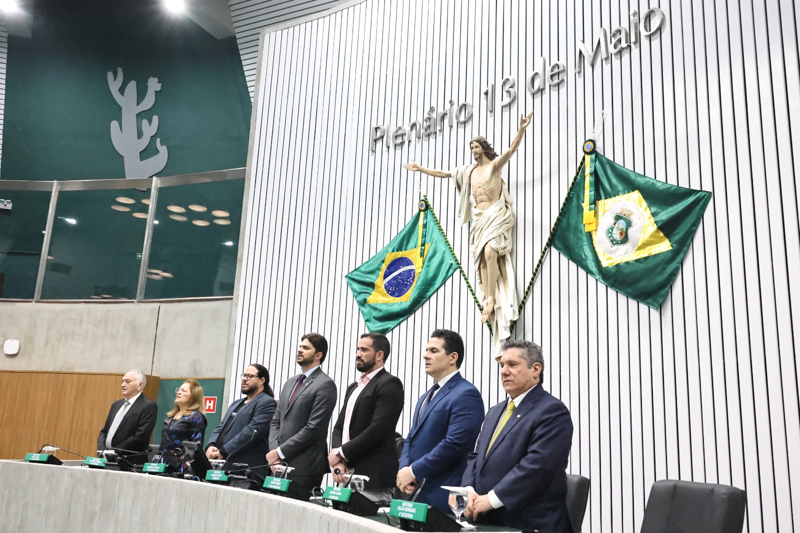 Sessão solene foi realizada no Plenário 13 de Maio