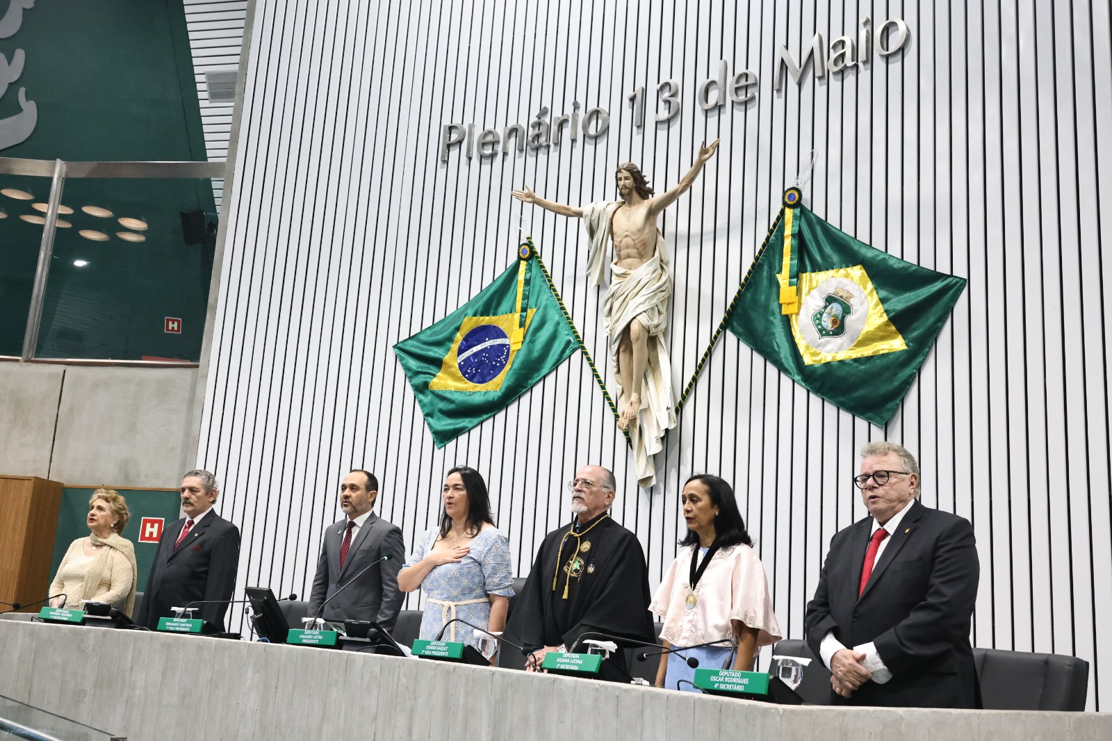 Sessão solene foi realizada no Plenário 13 de Maio