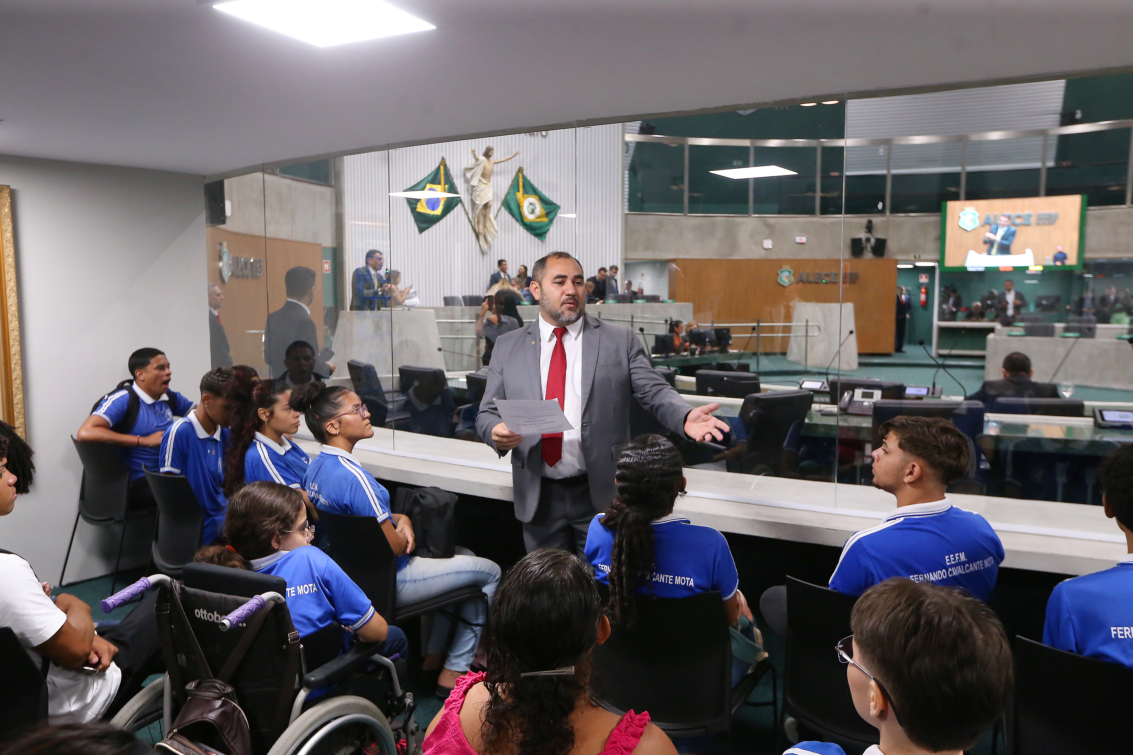 Deputado Missias Dias recebe alunos da escola Fernando Cavalcante Mota