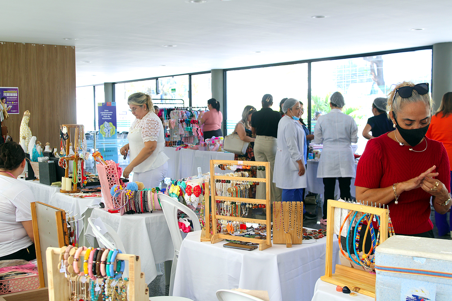 Feira das empreendedoras cearenses, montada no hall do Anexo III