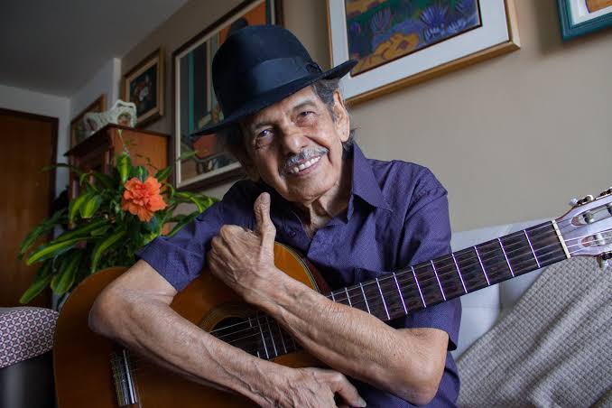 Cantor e compositor cearense Rodger Rogério